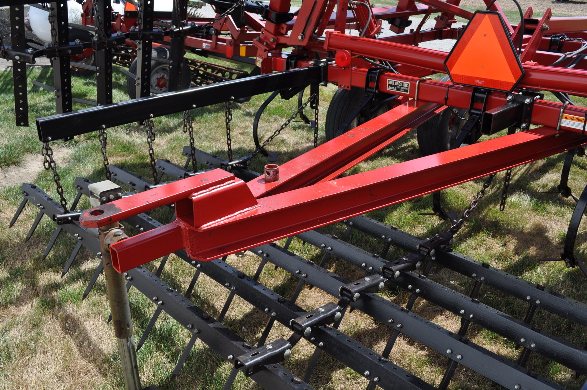 27 ½’ Case IH 4300 field cultivator, hyd fold, 5 bar spike tooth harrow, rear hitch, walking tandem - Image 14 of 15