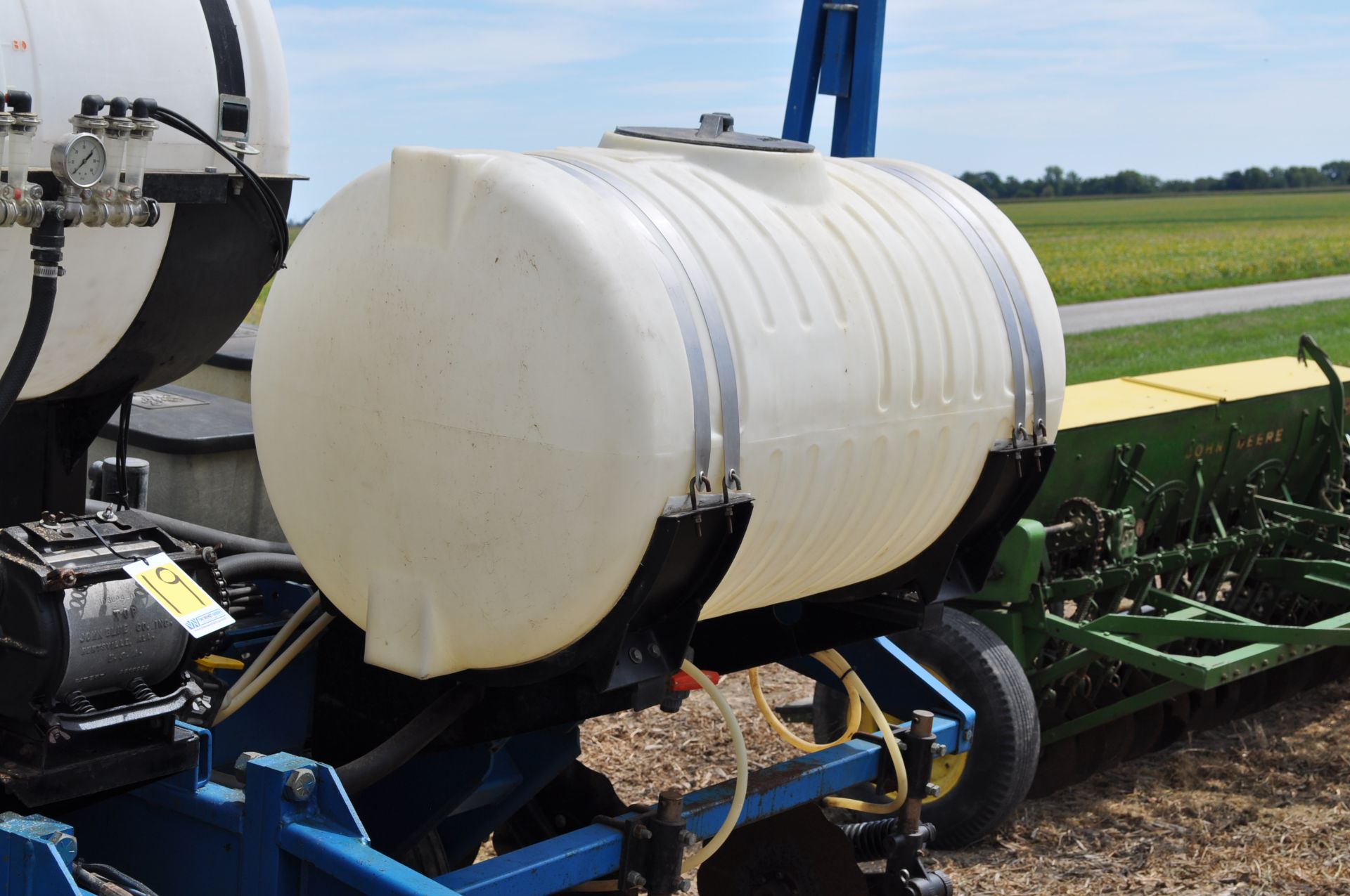 Kinze 2000 6x30” corn planter, finger pick-up, 120 gal poly tank w/ 2+2 Kinze openers, no-till - Image 10 of 18