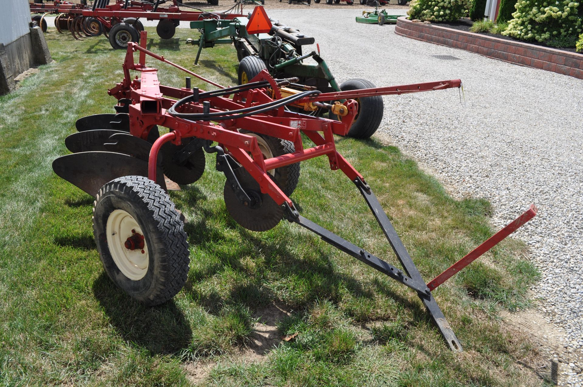 3 btm x 14” International 60 moldboard plow, pull type, hyd lift, tail wheel - Image 2 of 10