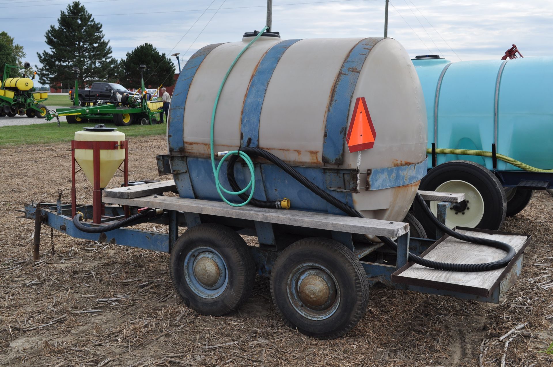 1000 gal shuttle trailer, 1000 gal poly tank, tandem axle, 2” Banjo poly pump, 15 gal inductor - Image 4 of 9