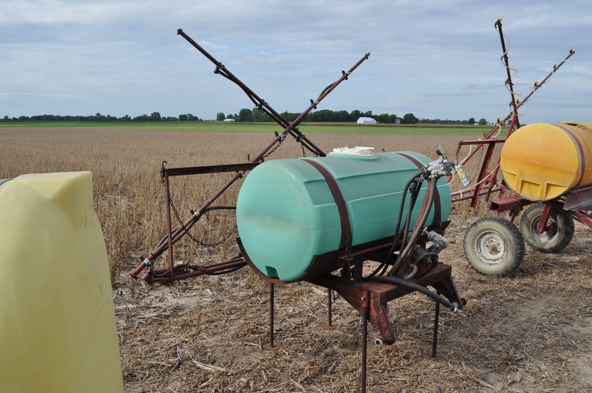 3 pt sprayer, poly tank, 27’ boom, 20” spacing, no pump - Image 2 of 6