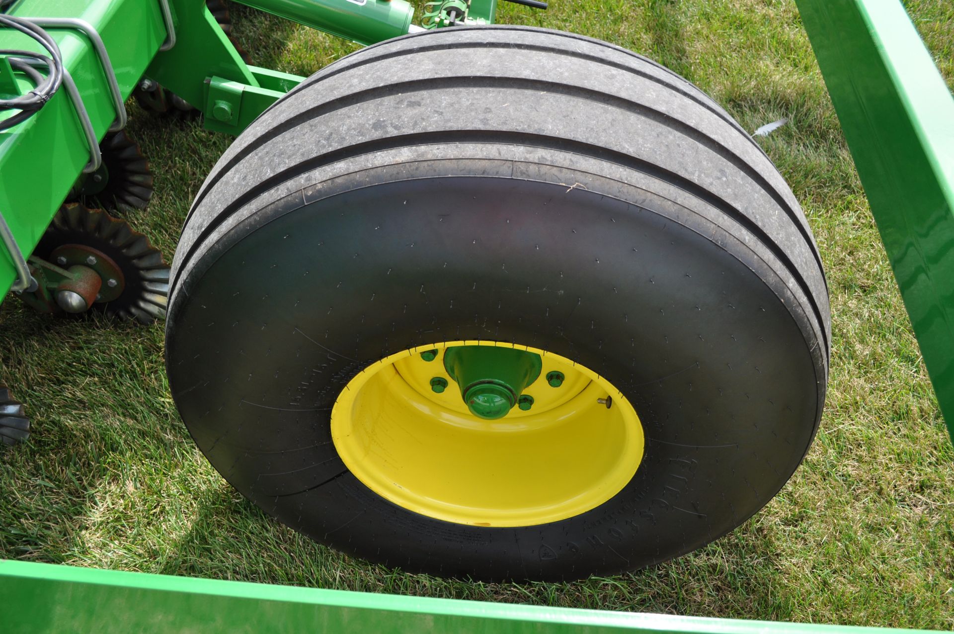 John Deere 1780 planter, 11 row x 15”, 3 bushel boxes, vac meters, pneumatic down pressure - Image 17 of 17