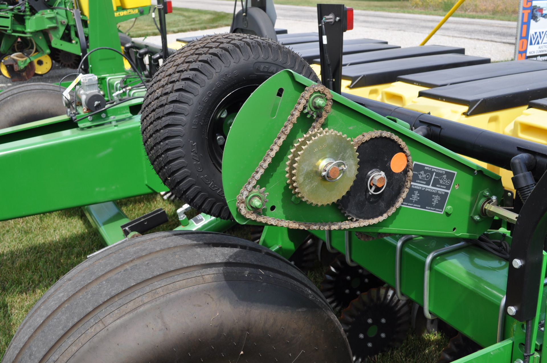 John Deere 1780 planter, 11 row x 15”, 3 bushel boxes, vac meters, pneumatic down pressure - Image 10 of 17