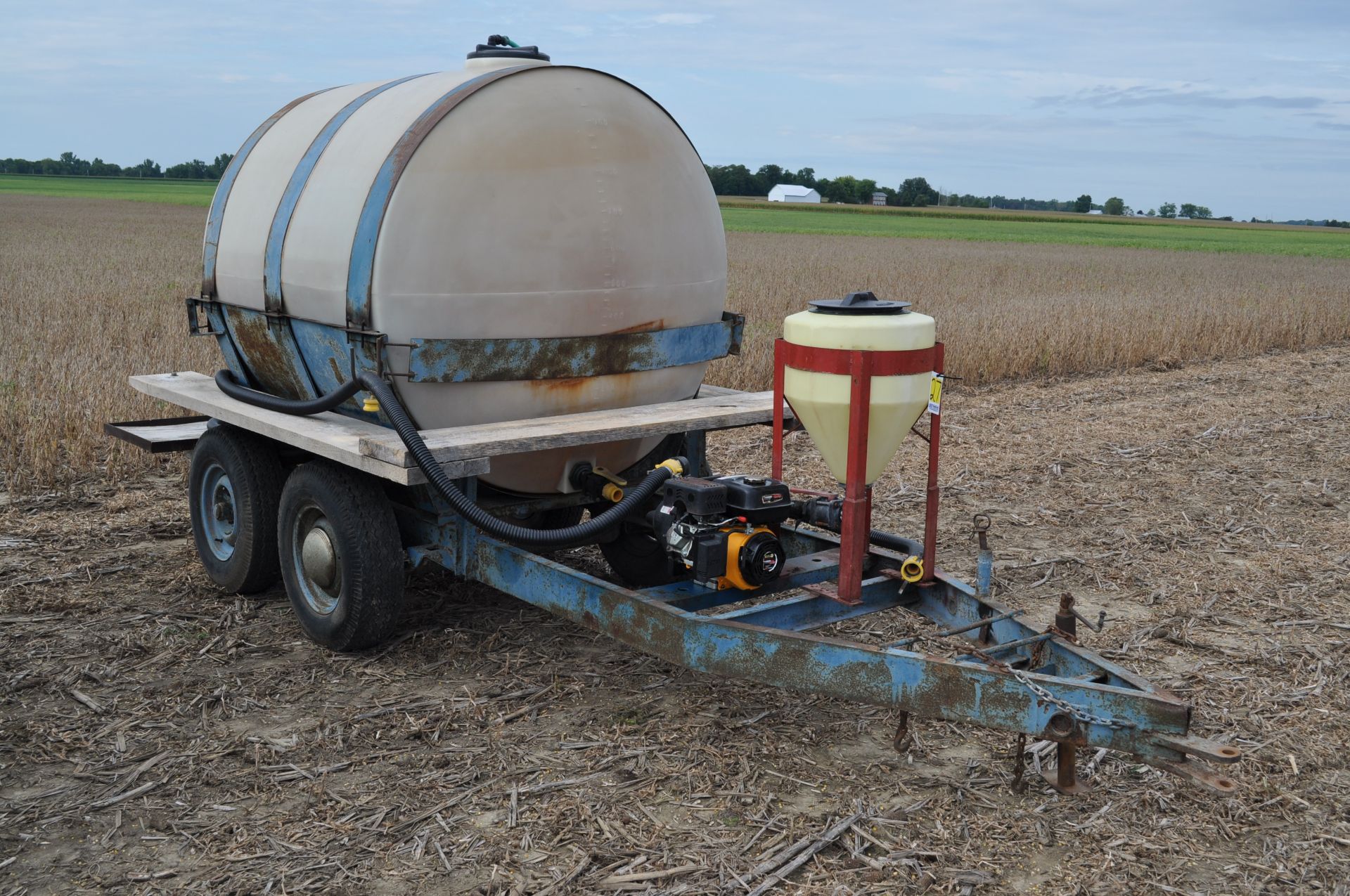 1000 gal shuttle trailer, 1000 gal poly tank, tandem axle, 2” Banjo poly pump, 15 gal inductor - Image 2 of 9