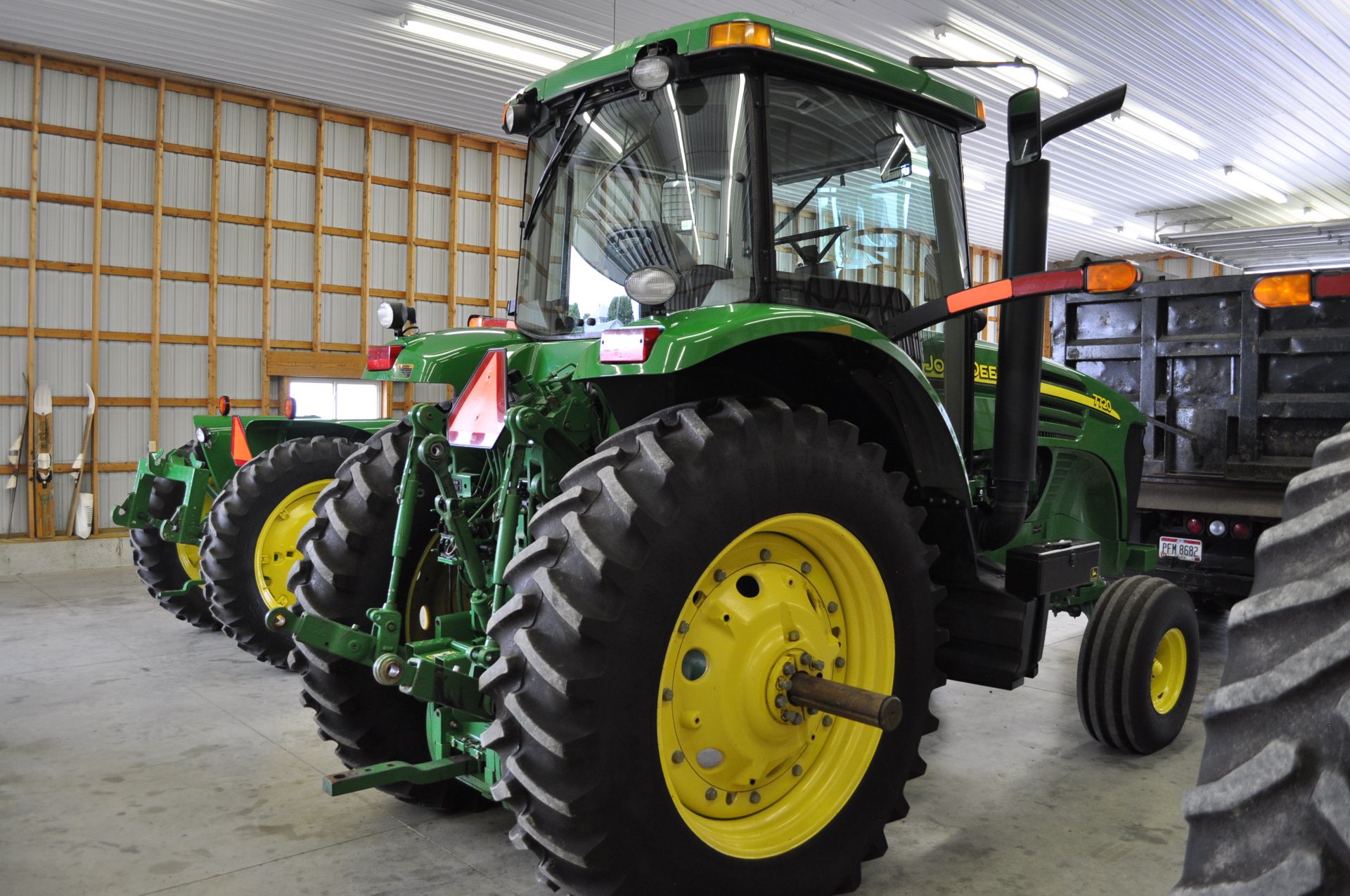 John Deere 7720 tractor, 480 / 80 R 42 rear, 14 L-16.1 tires, 3 hyd remotes, 3 pt - Image 3 of 14