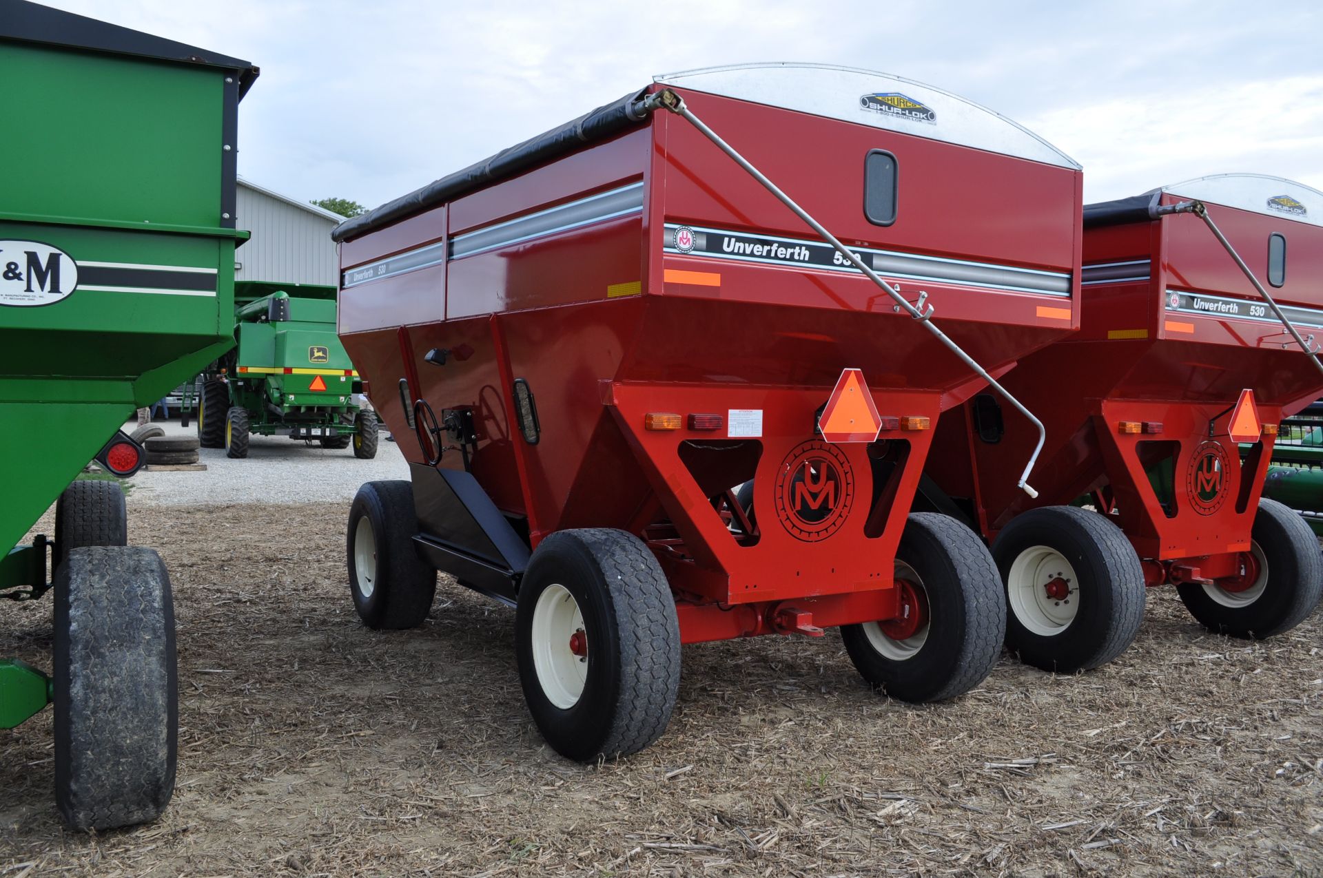 Unverferth 530 gravity bed wagon, 425/65 R 22.5 tires, hyd surge brakes, lights, roll tarp - Image 3 of 16