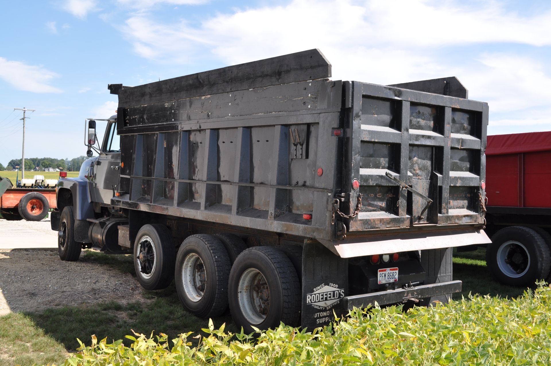 1975 Ford 8000 grain truck, 3208 CAT diesel, 2 stick H/L/D/OD + 5 spd, tandem axle - Image 3 of 21