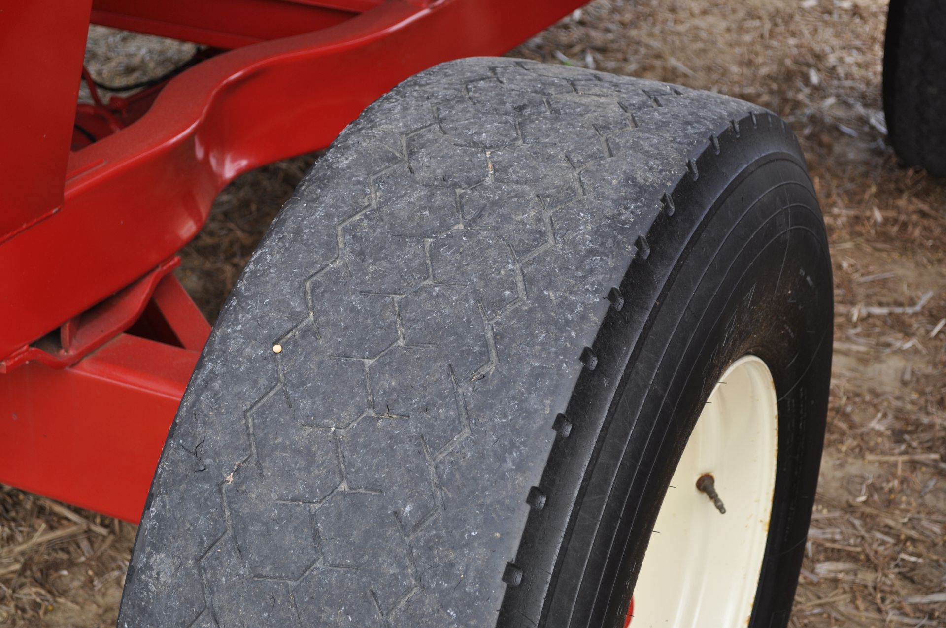 Unverferth 530 gravity bed wagon, 425/65 R 22.5 tires, hyd surge brakes, lights, roll tarp - Image 8 of 16