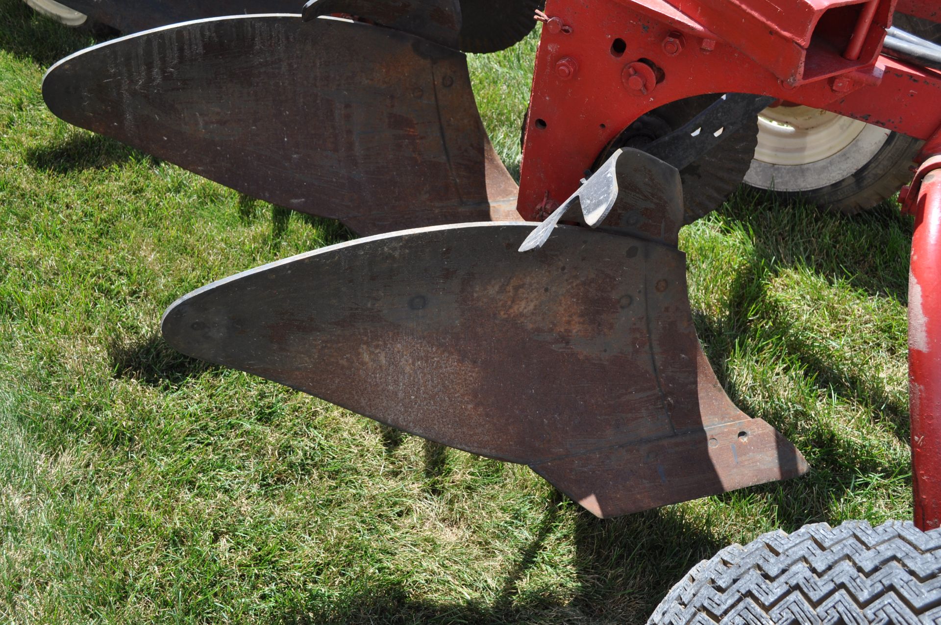 3 btm x 14” International 60 moldboard plow, pull type, hyd lift, tail wheel - Image 8 of 10