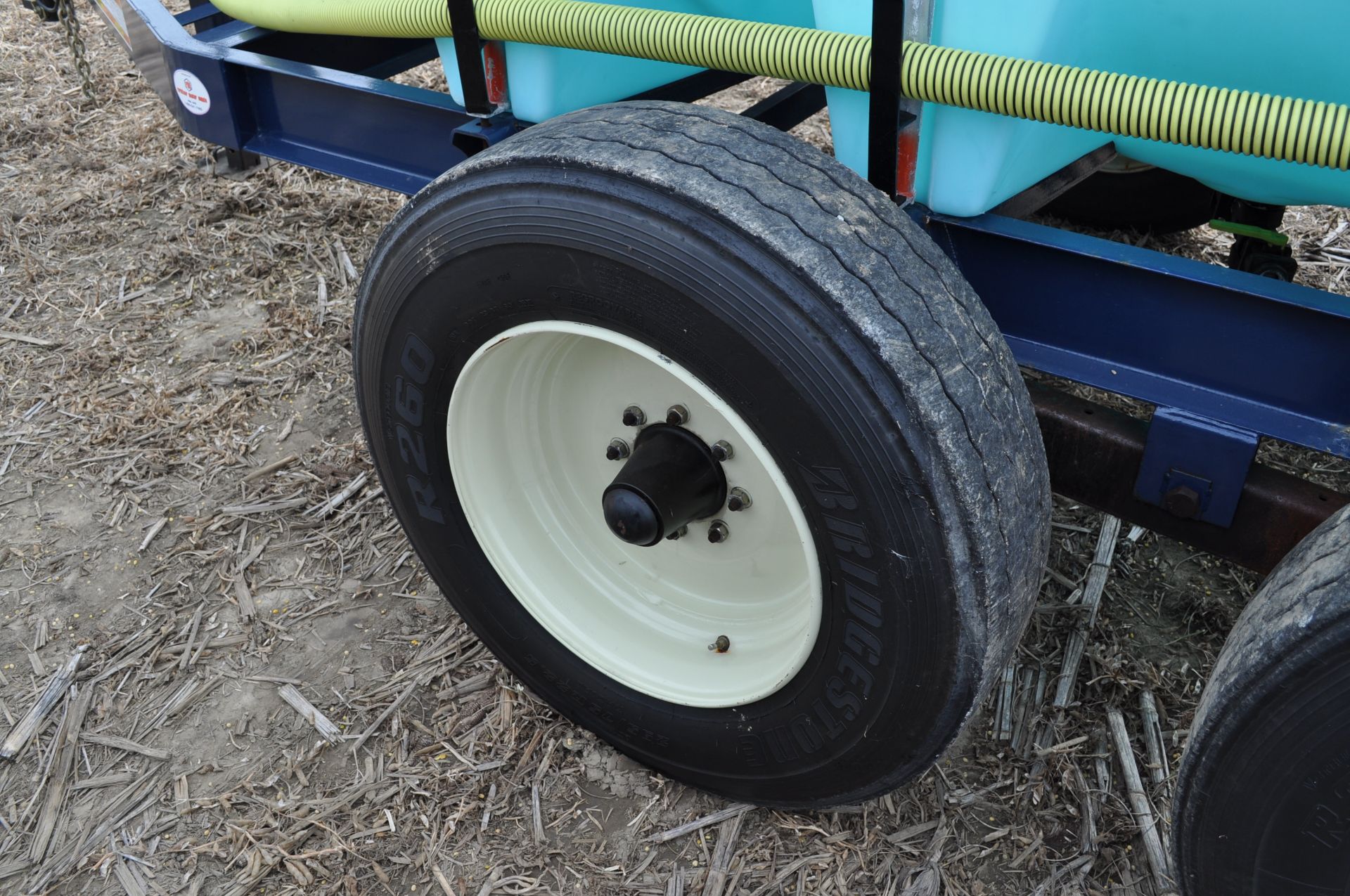 1600 gal shuttle trailer, 1600 gal poly tank, tandem axle, 22.5 tires, surge brakes, 2” Banjo poly - Image 5 of 13