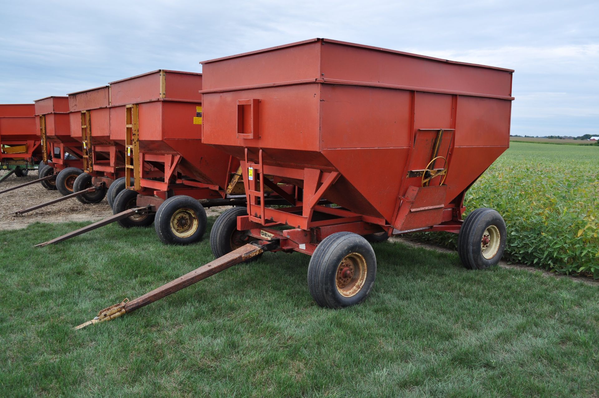 250 bu gravity bed wagon - Image 2 of 9