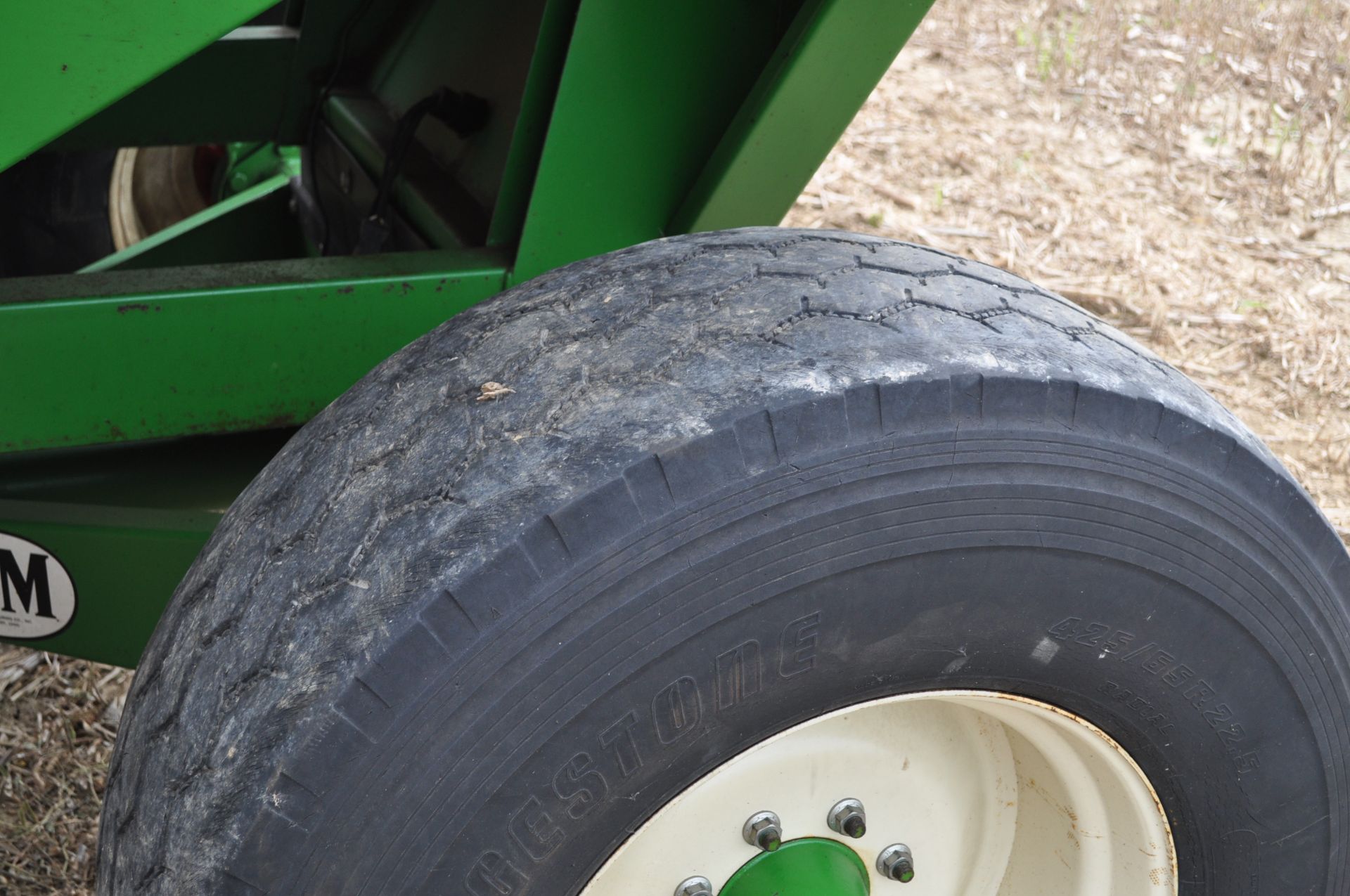 J & M 525 gravity wagon, 425 / 65 R 22.5 tires, hyd surge brakes, sight windows, lights - Image 7 of 14