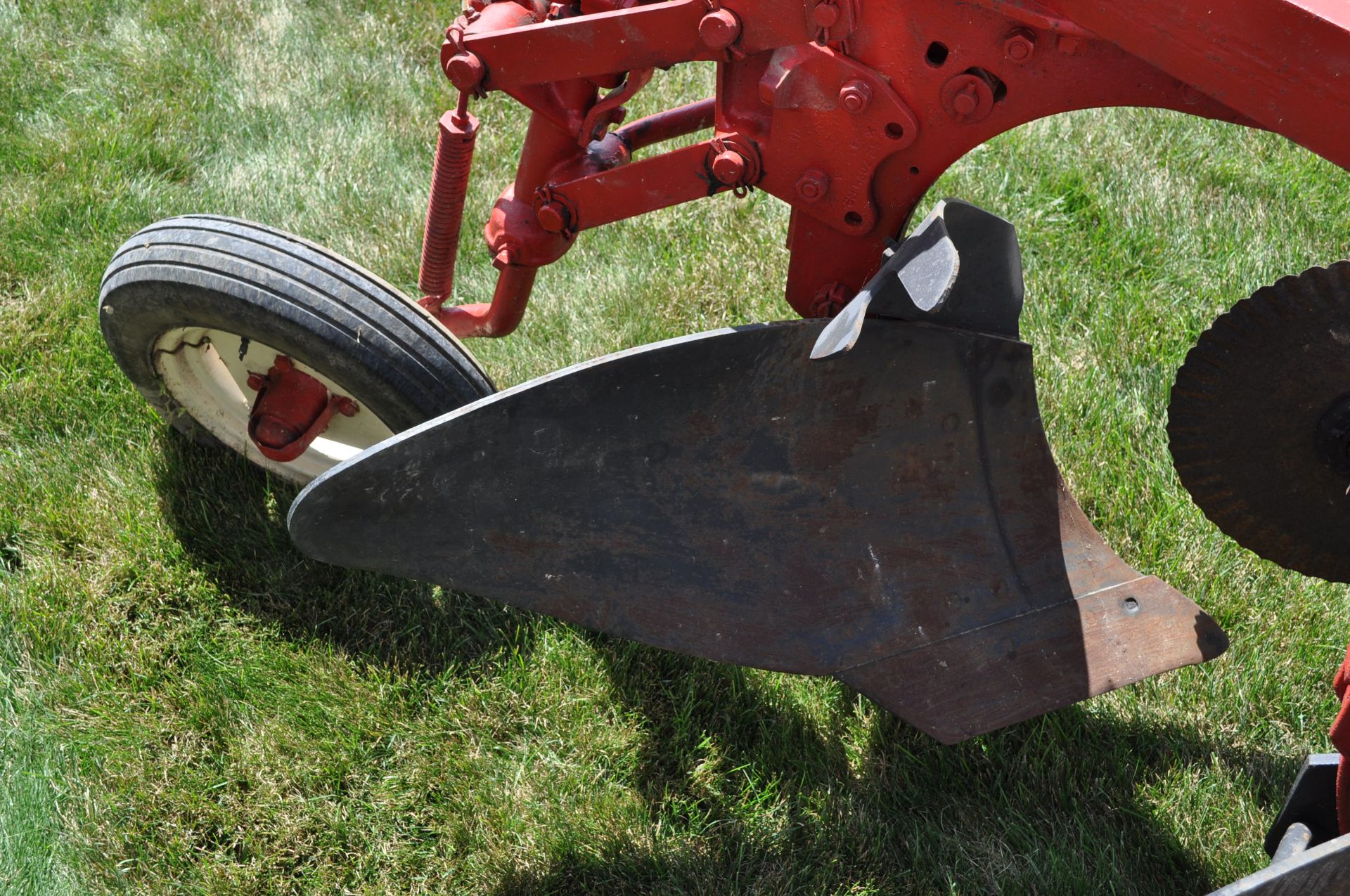 3 btm x 14” International 60 moldboard plow, pull type, hyd lift, tail wheel - Image 6 of 10