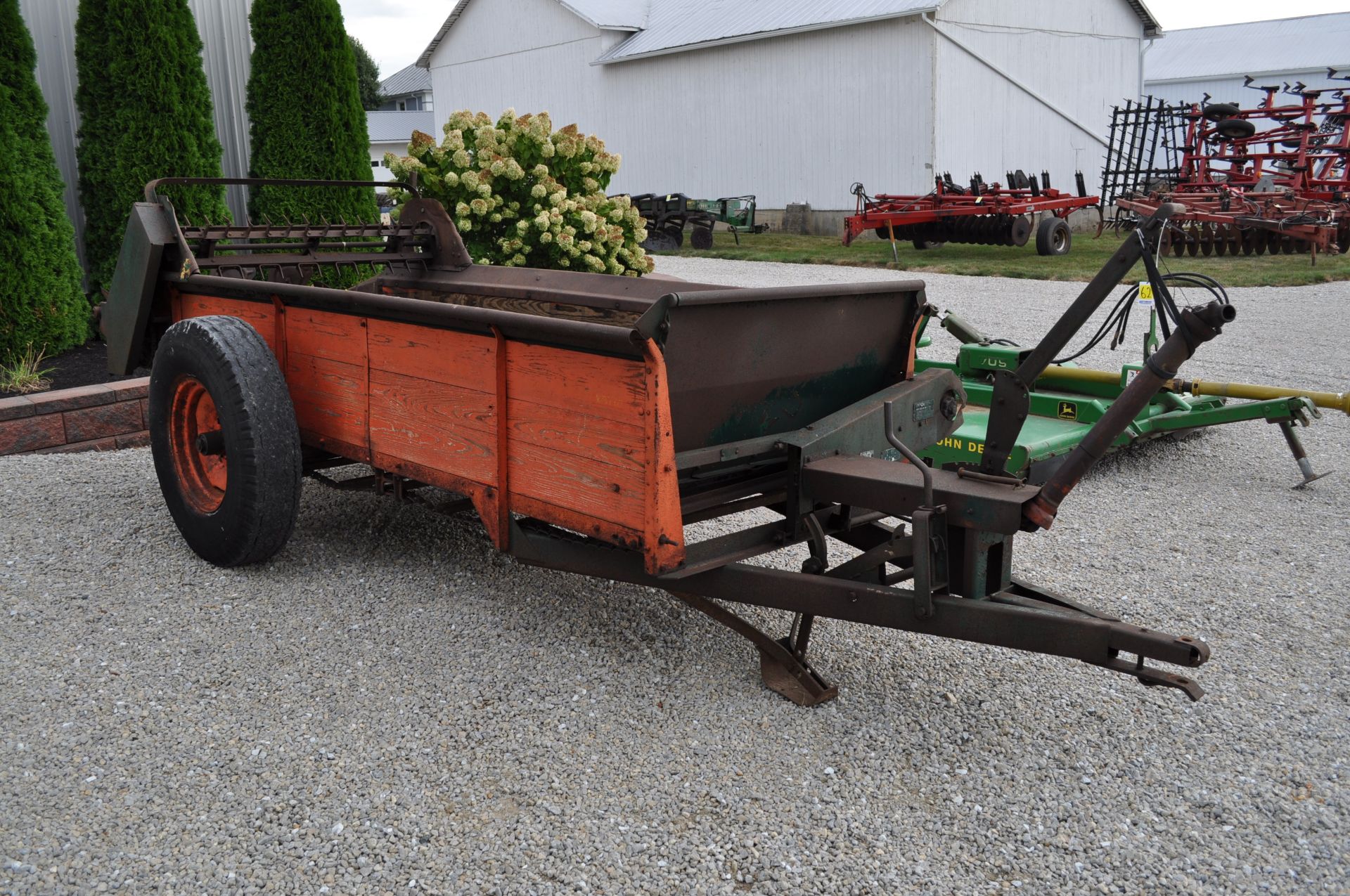 New Idea manure spreader, 540 pto, 11’ bed, triple beater - Image 2 of 12