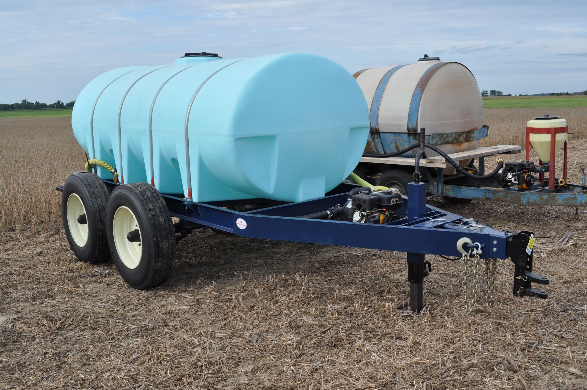 1600 gal shuttle trailer, 1600 gal poly tank, tandem axle, 22.5 tires, surge brakes, 2” Banjo poly - Image 2 of 13