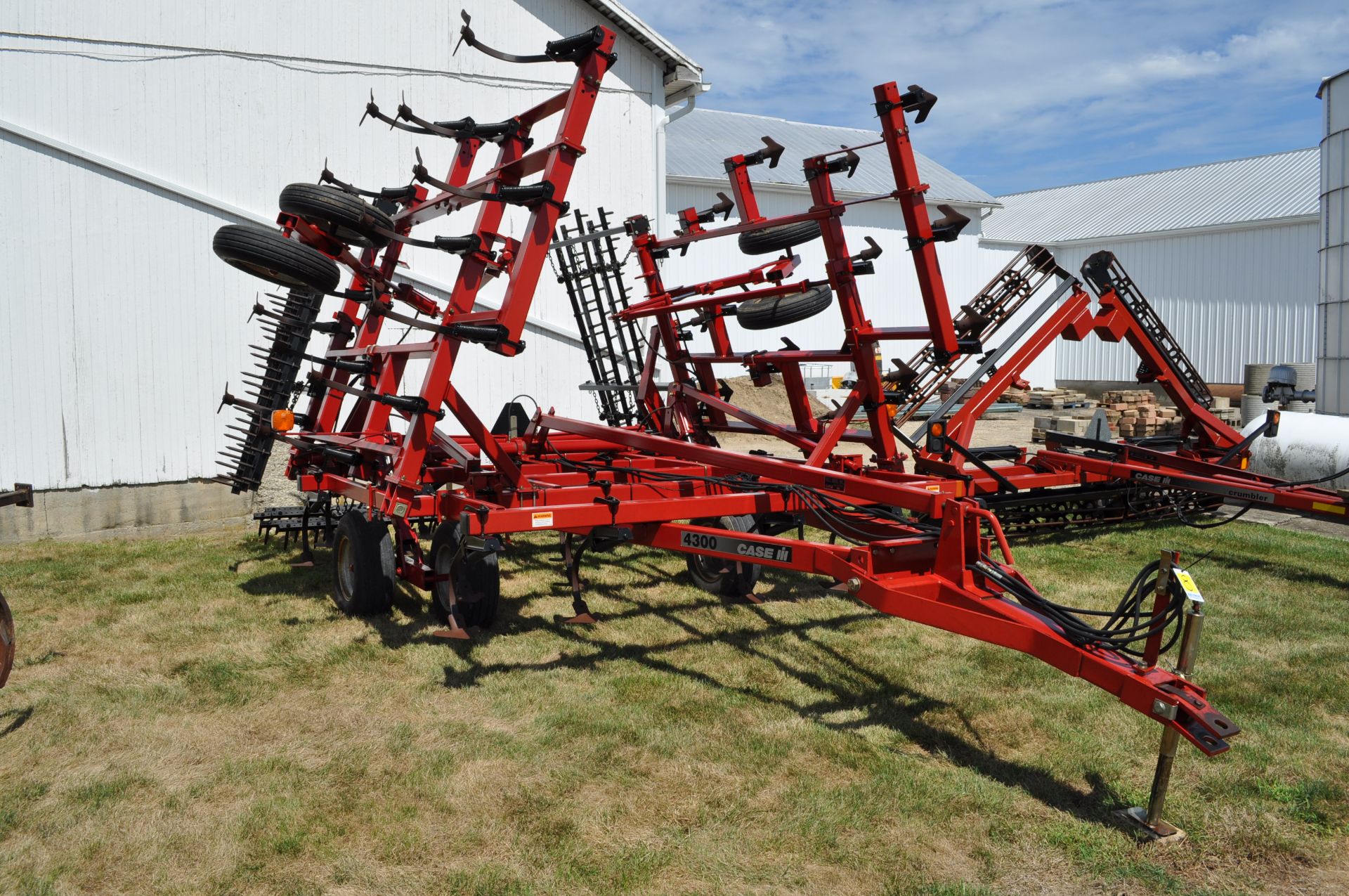 27 ½’ Case IH 4300 field cultivator, hyd fold, 5 bar spike tooth harrow, rear hitch, walking tandem