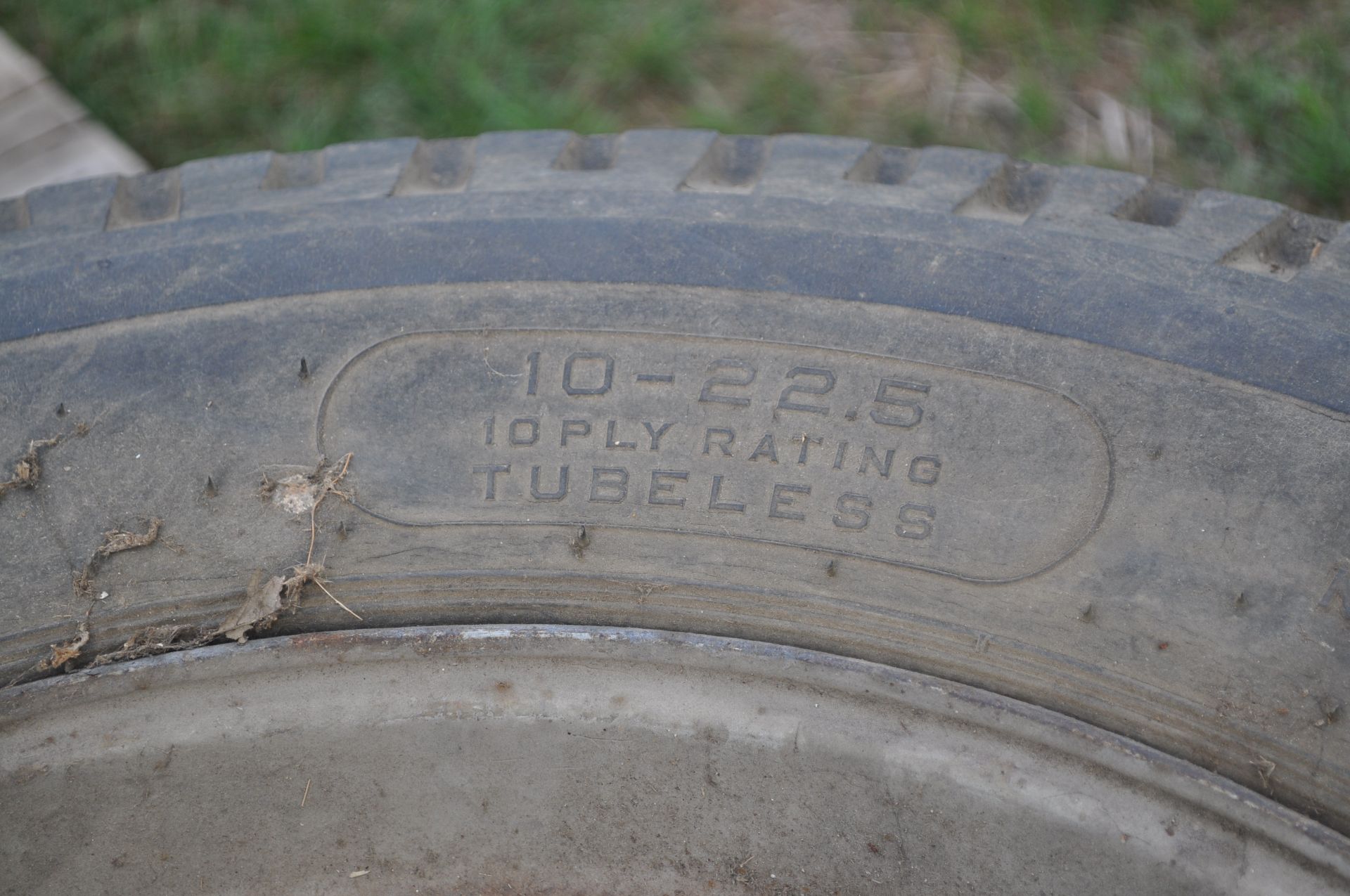 10.00-22.5 tire and split dayton rim - Image 2 of 3