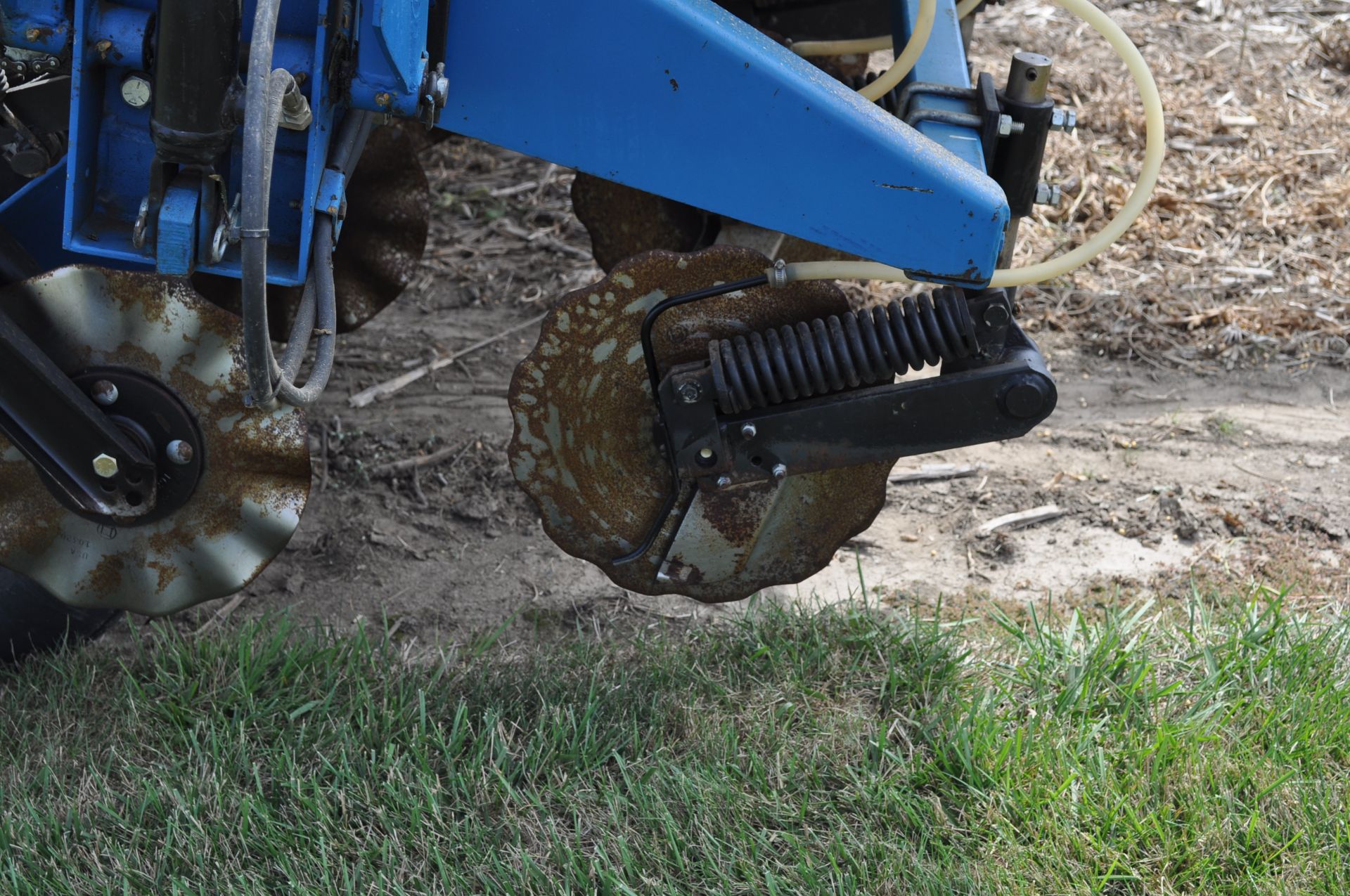 Kinze 2000 6x30” corn planter, finger pick-up, 120 gal poly tank w/ 2+2 Kinze openers, no-till - Image 6 of 18