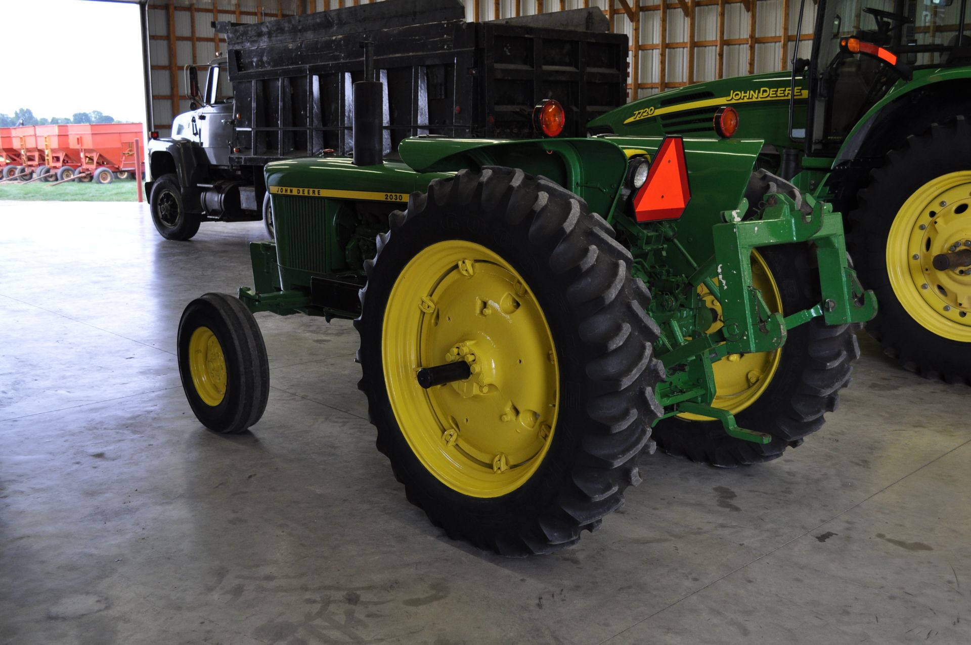 John Deere 2030 tractor, 13.6-38 rear, 7.5-16 front, front wts, 2 hyd remotes, 3 pt, quick hitch - Image 4 of 24