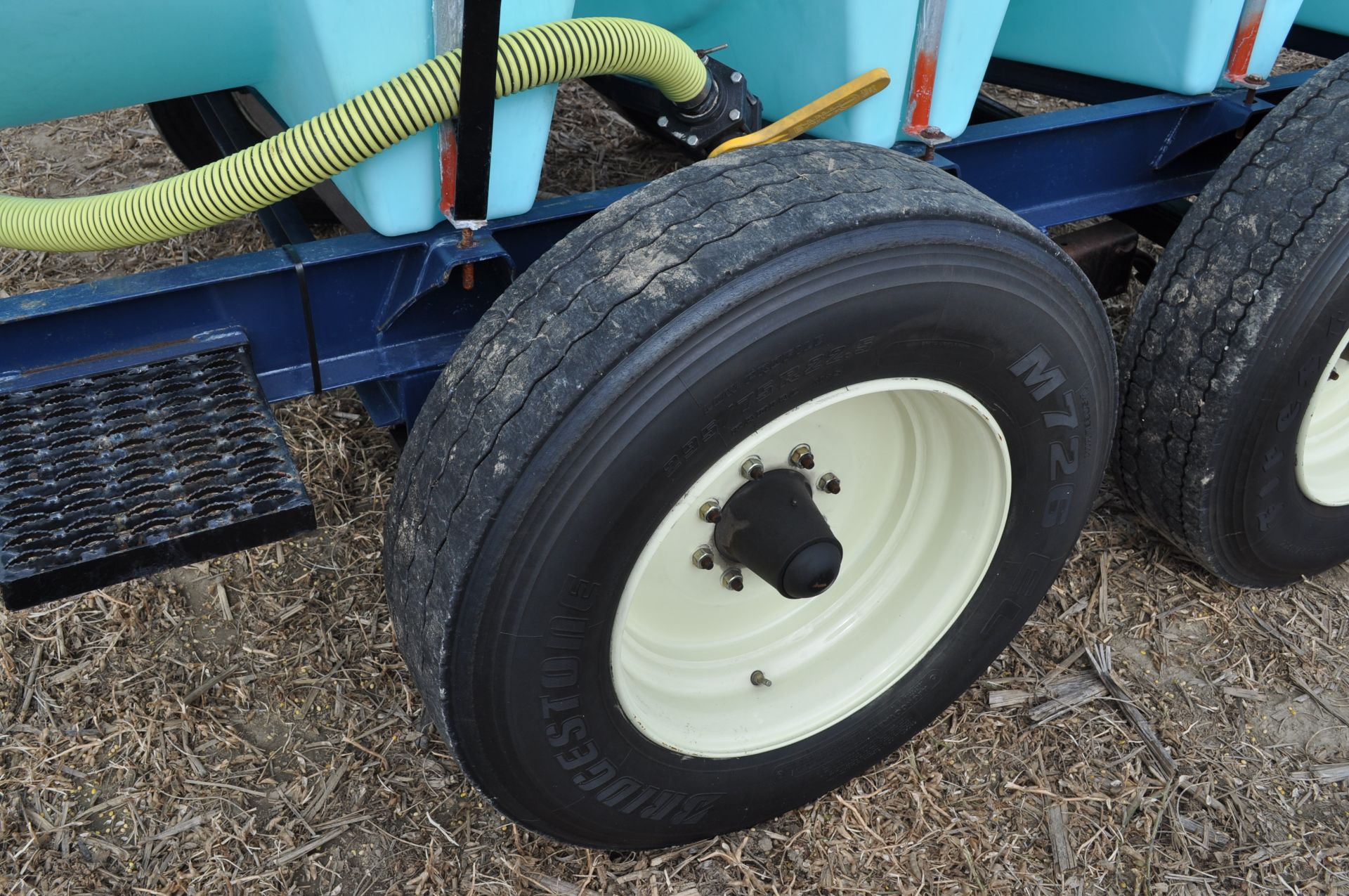 1600 gal shuttle trailer, 1600 gal poly tank, tandem axle, 22.5 tires, surge brakes, 2” Banjo poly - Image 7 of 13