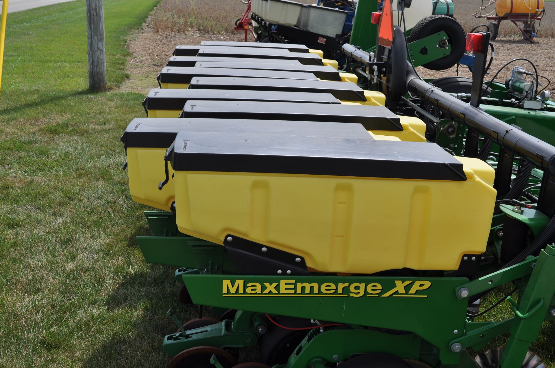 John Deere 1780 planter, 11 row x 15”, 3 bushel boxes, vac meters, pneumatic down pressure - Image 13 of 17