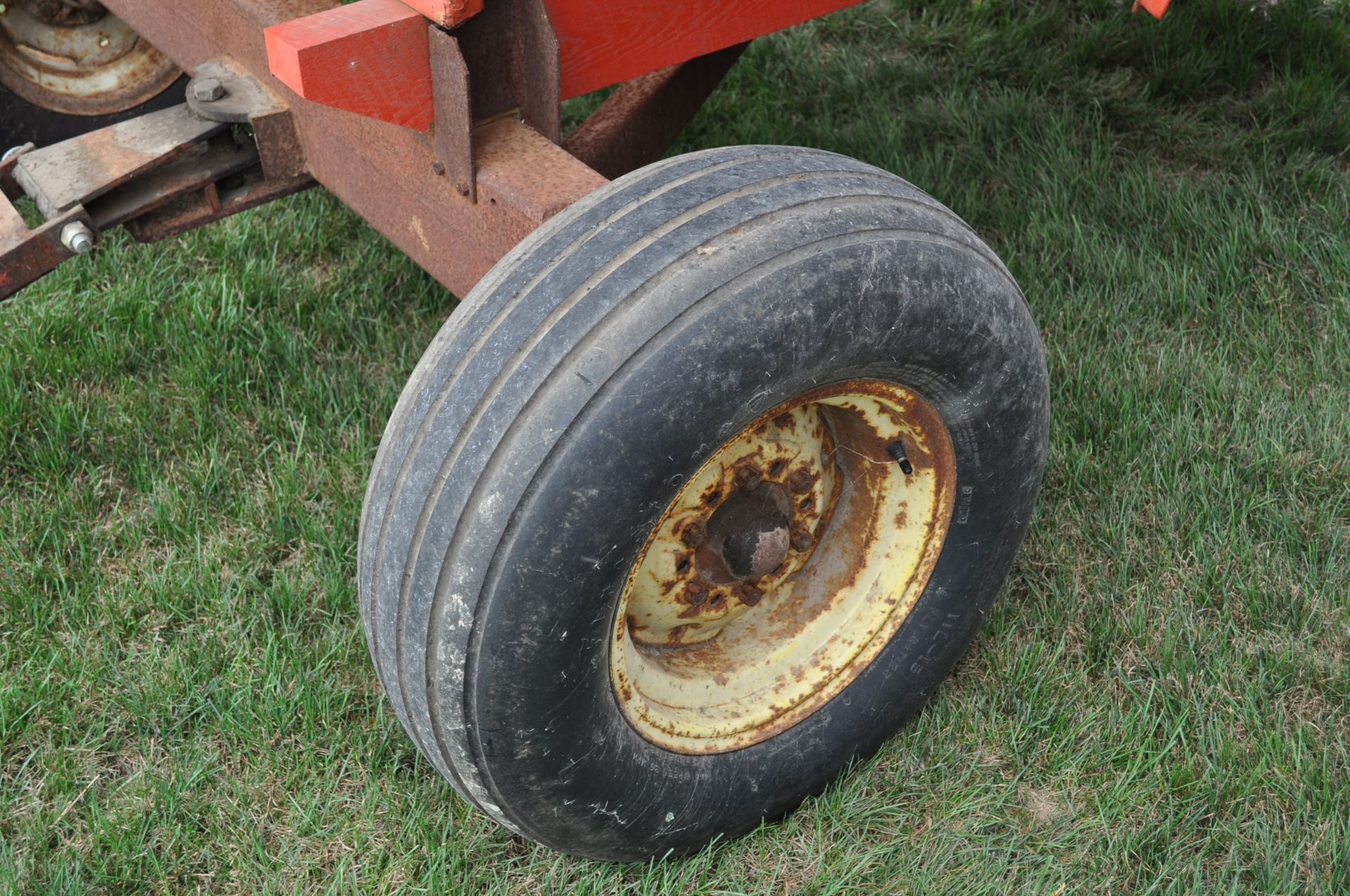 250 bu gravity bed wagon - Image 6 of 8