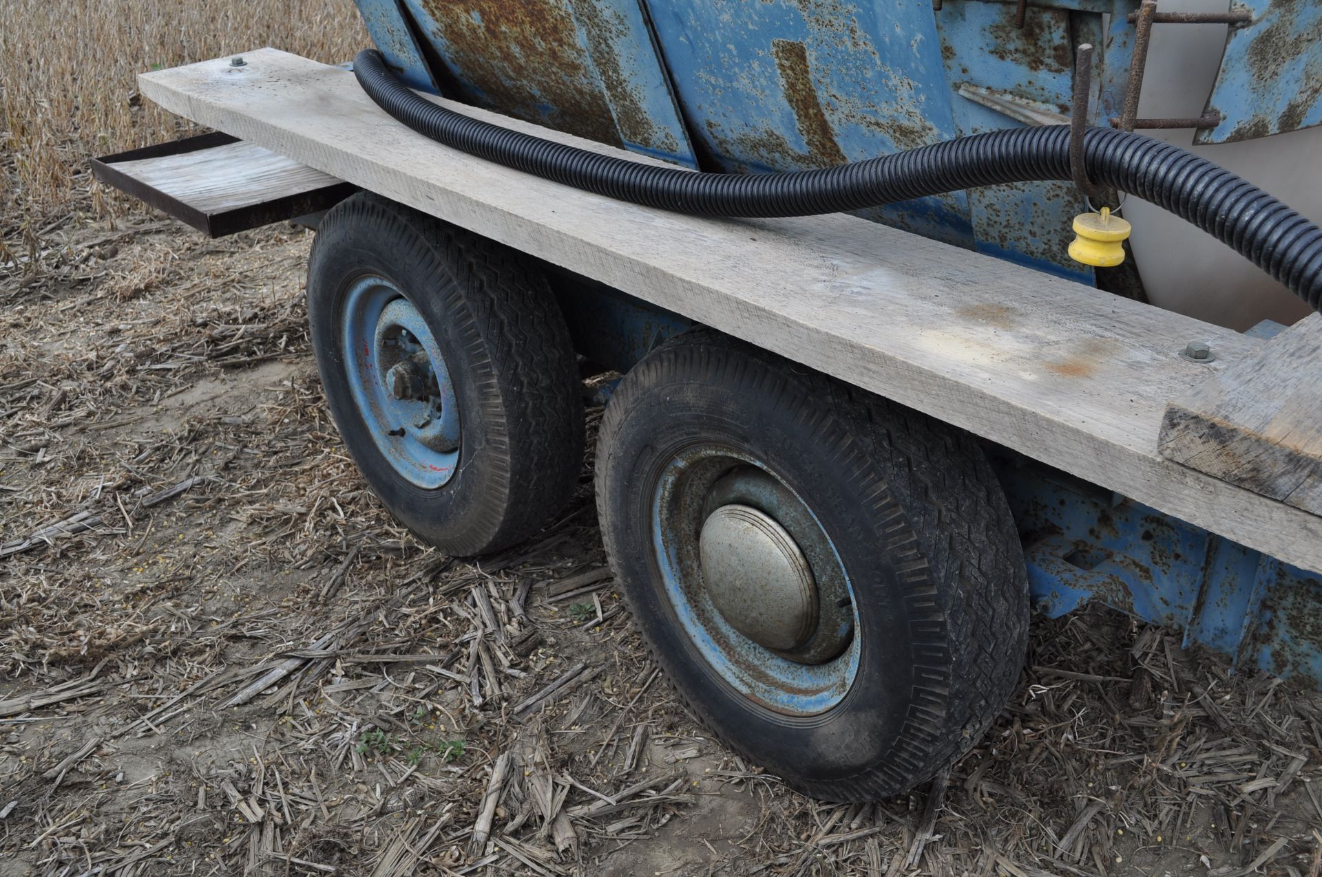 1000 gal shuttle trailer, 1000 gal poly tank, tandem axle, 2” Banjo poly pump, 15 gal inductor - Image 7 of 9