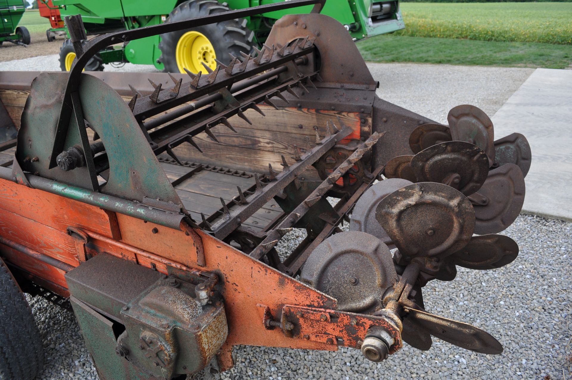 New Idea manure spreader, 540 pto, 11’ bed, triple beater - Image 12 of 12