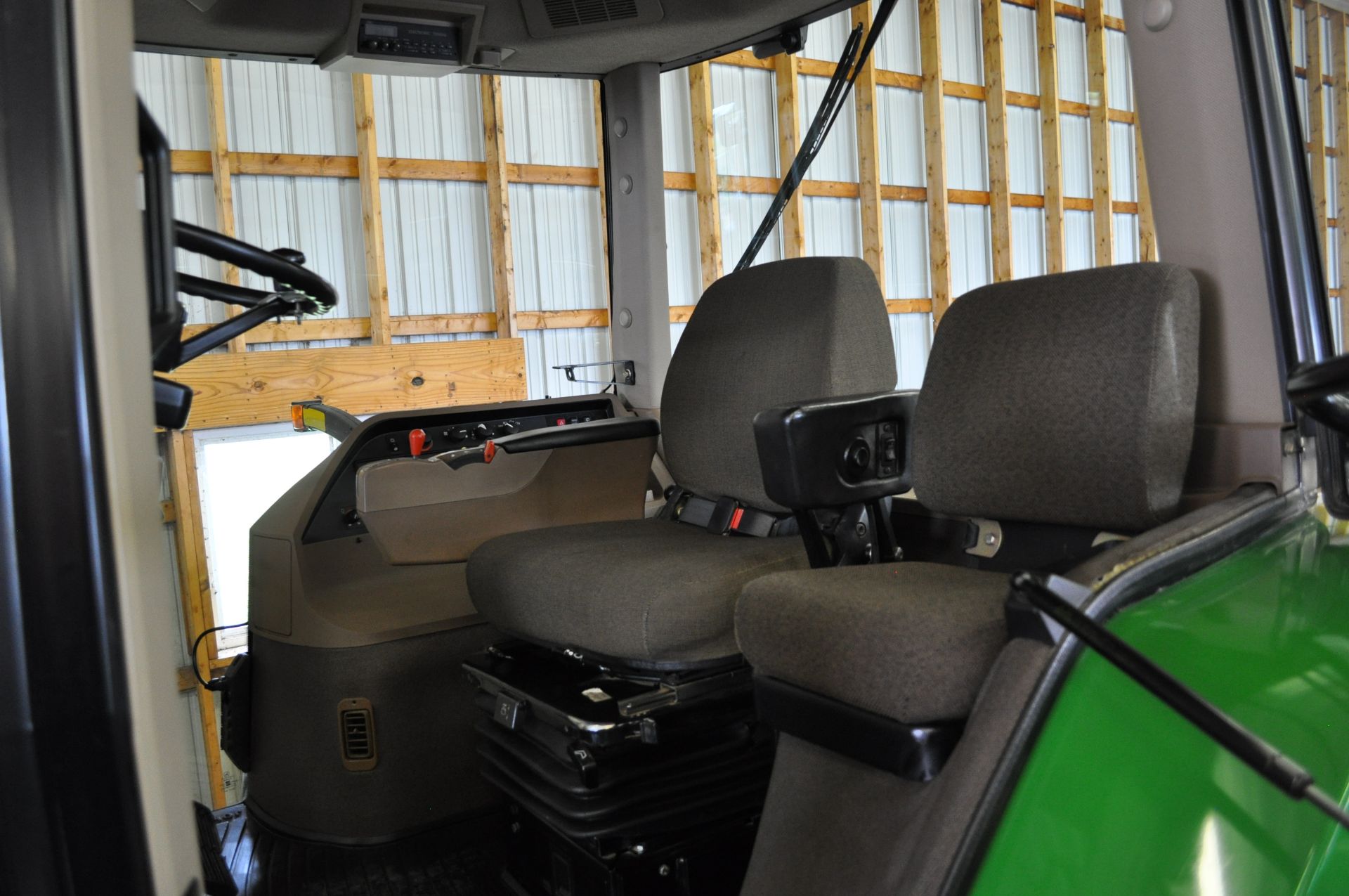 John Deere 8100 tractor, 18.4 R 42 duals, 380/85 R 30 tires, MFWD, powershift, 3 hyd remotes - Image 17 of 24