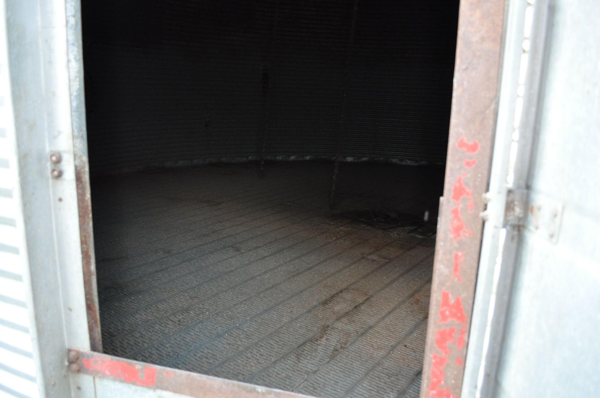 24’ x 6 ½ narrow ring grain bin w/ air floor, 2 screw stir-all, 6” unload tube w/ flighting - Image 5 of 11