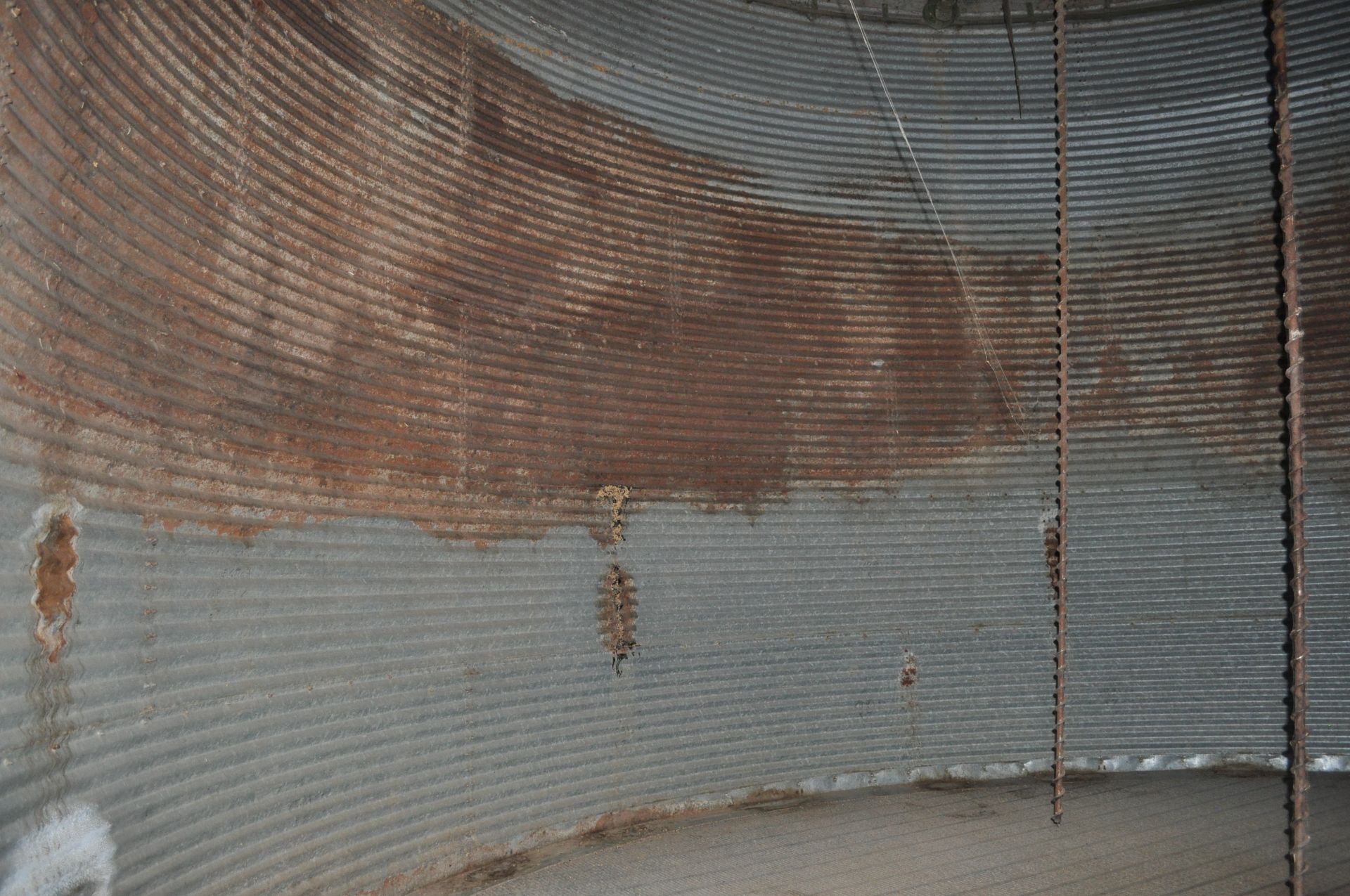 24’ x 6 ½ narrow ring grain bin w/ air floor, 2 screw stir-all, 6” unload tube w/ flighting - Image 8 of 11