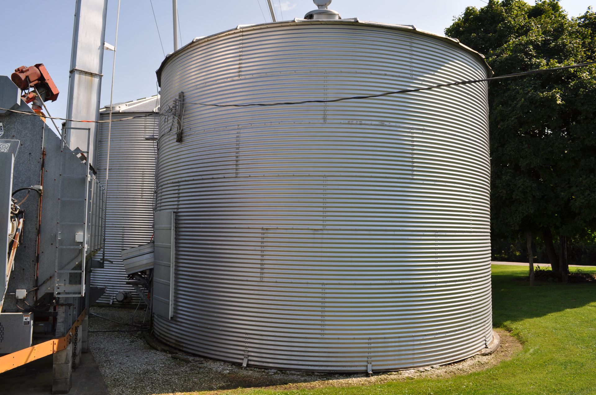 24’ x 6 ½ narrow ring grain bin w/ air floor, 2 screw stir-all, 6” unload tube w/ flighting