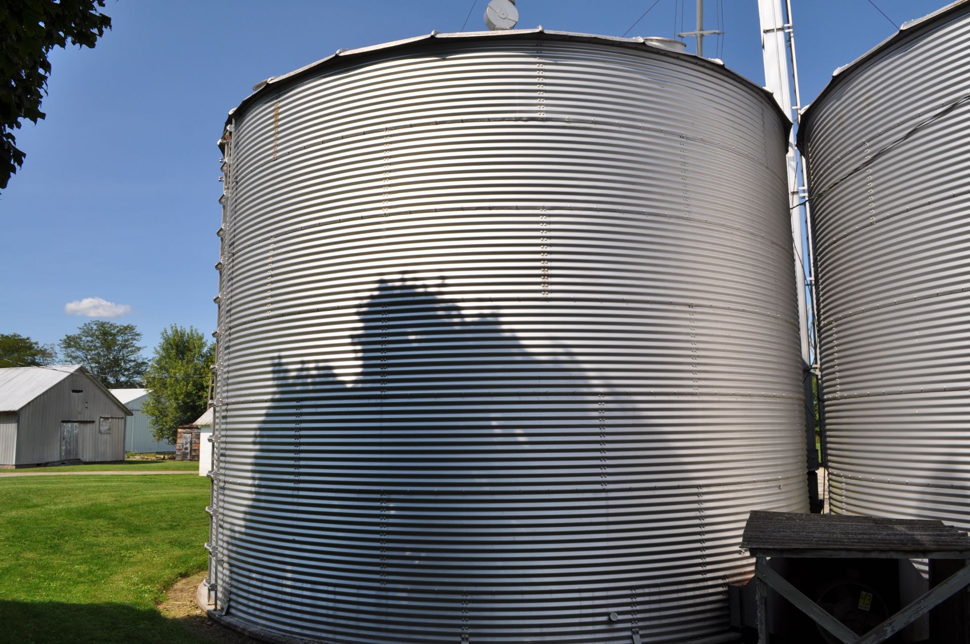 24’ x 6 ½ narrow ring grain bin w/ air floor, 2 screw stir-all, 6” unload tube w/ flighting - Image 3 of 11