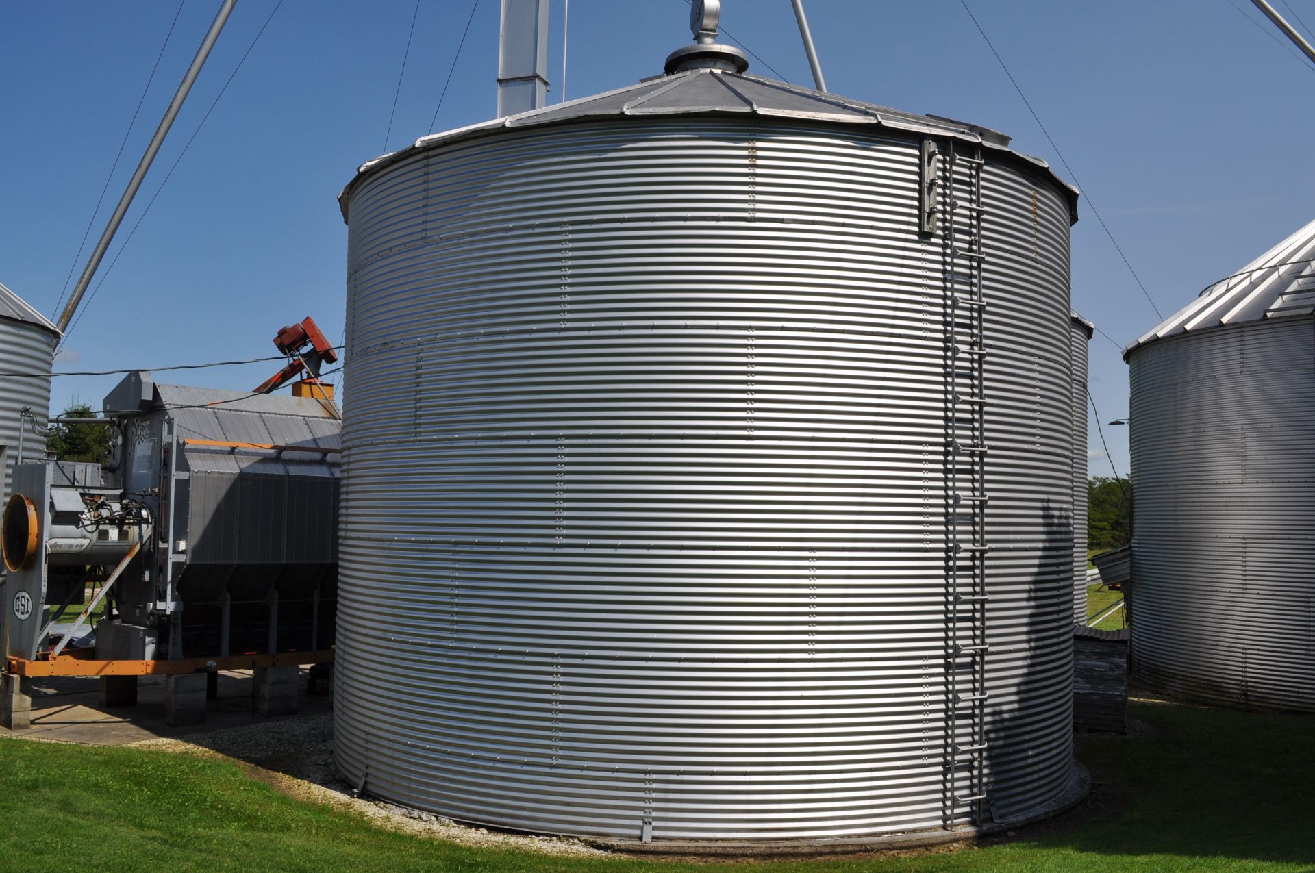 24’ x 6 ½ narrow ring grain bin w/ air floor, 2 screw stir-all, 6” unload tube w/ flighting - Image 2 of 11