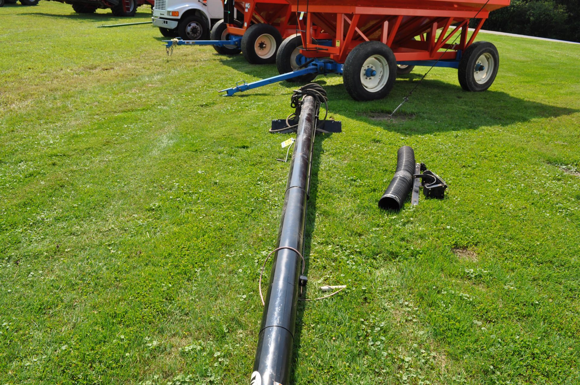 15’ J & M seed auger, poly cup, hyd drive - Image 4 of 6