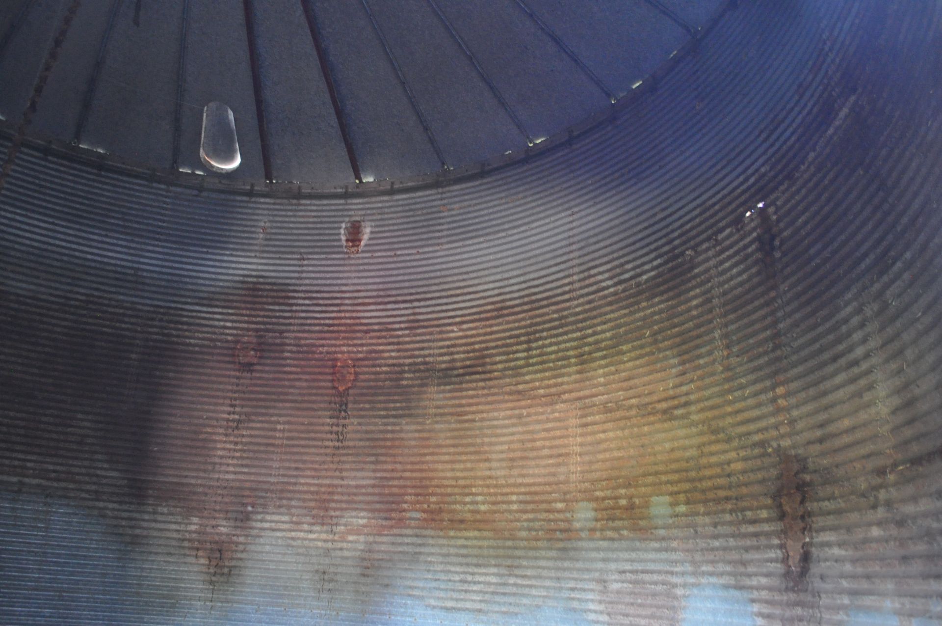 24’ x 6 ½ narrow ring grain bin w/ air floor, 2 screw stir-all, 6” unload tube w/ flighting - Image 7 of 11