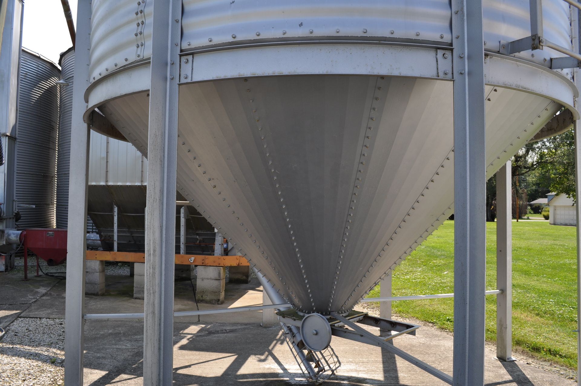 13’ x 3’ wide ring 1000 bushel hopper bottom Wet Bin, 6” elec top drive unload auger - Image 5 of 9