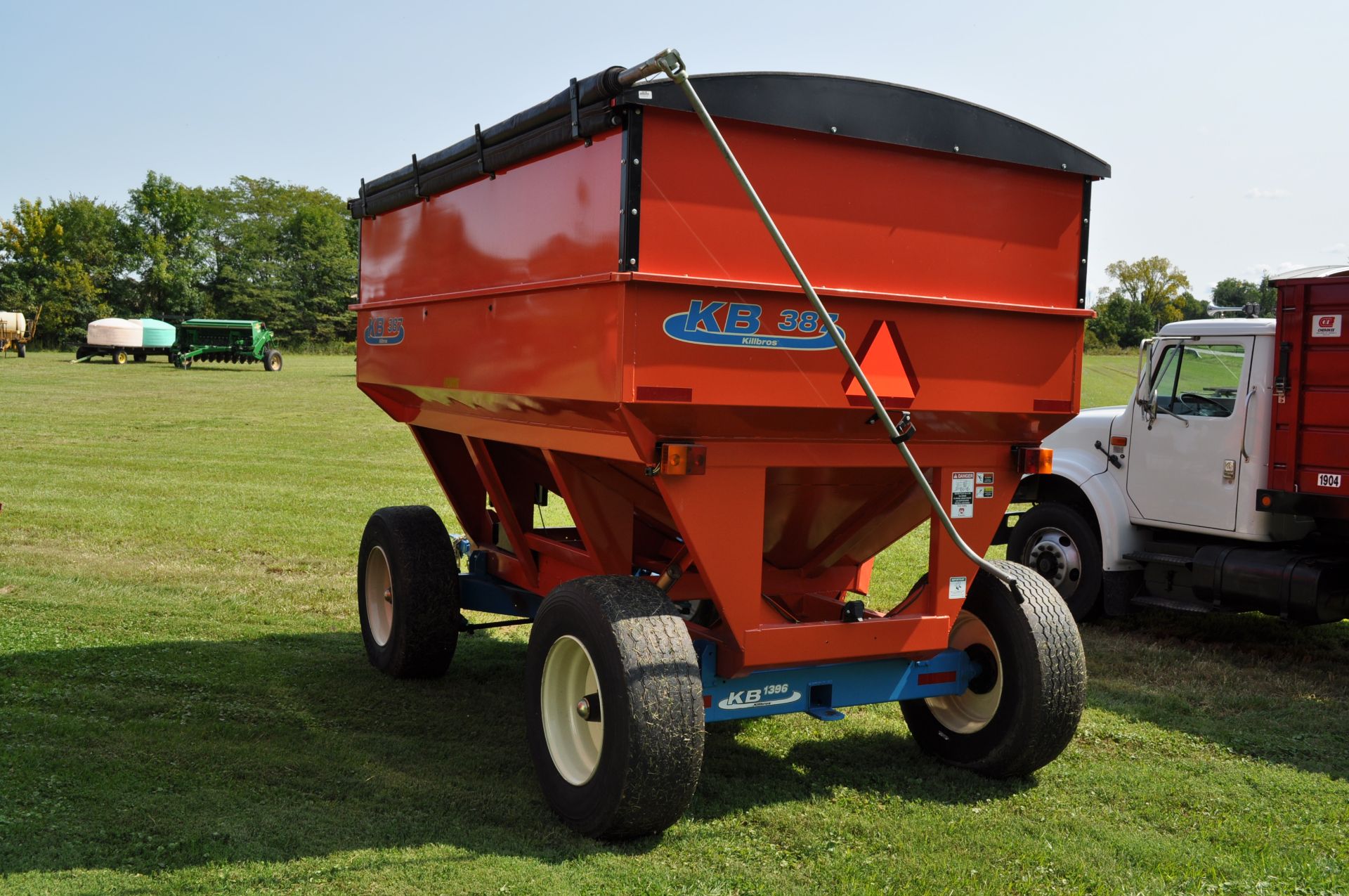 Killbros 387 gravity wagon on Killbros 1396 gear, sight windows, lights, roll tarp - Image 3 of 19