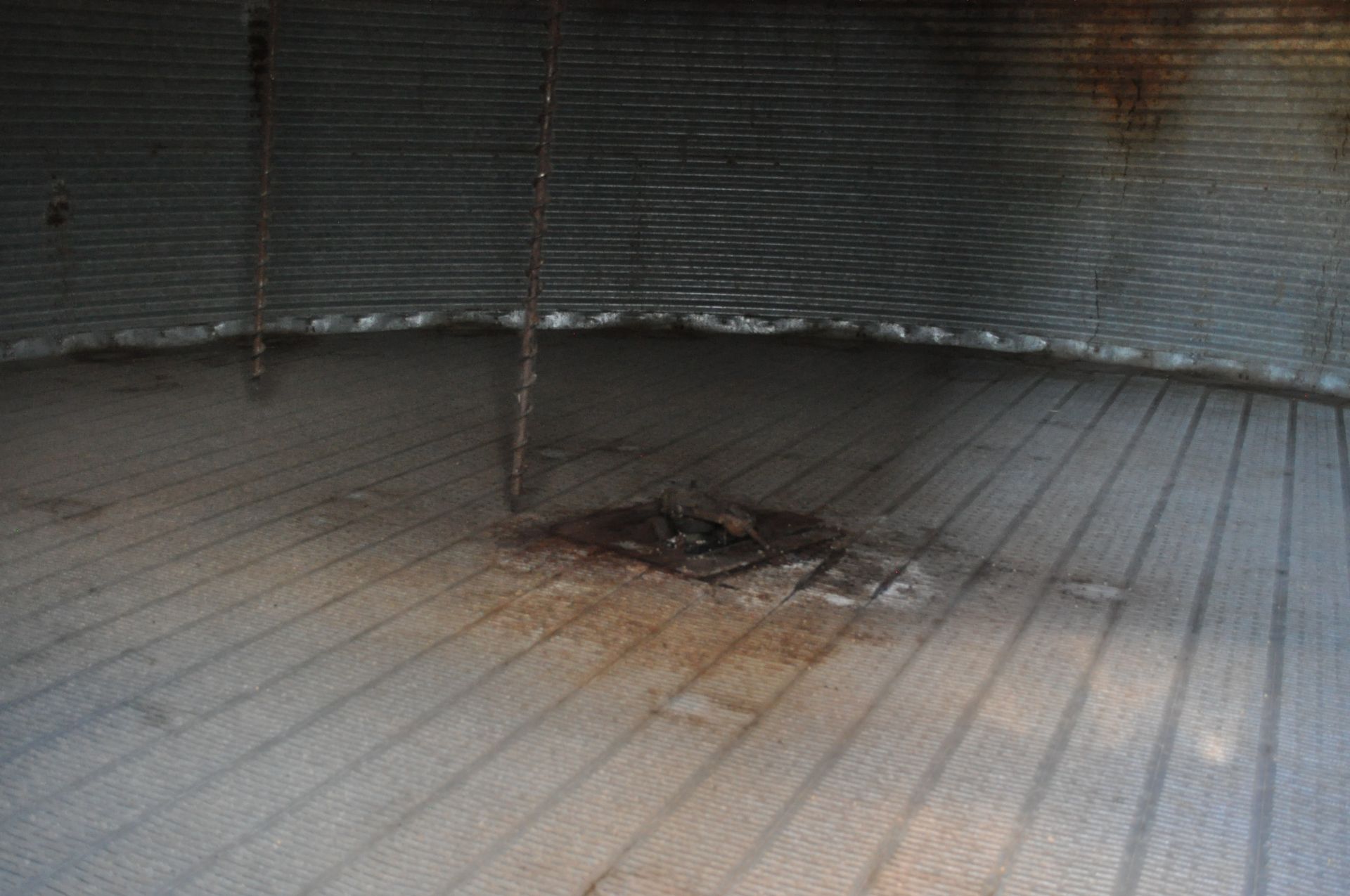 24’ x 6 ½ narrow ring grain bin w/ air floor, 2 screw stir-all, 6” unload tube w/ flighting - Image 6 of 11