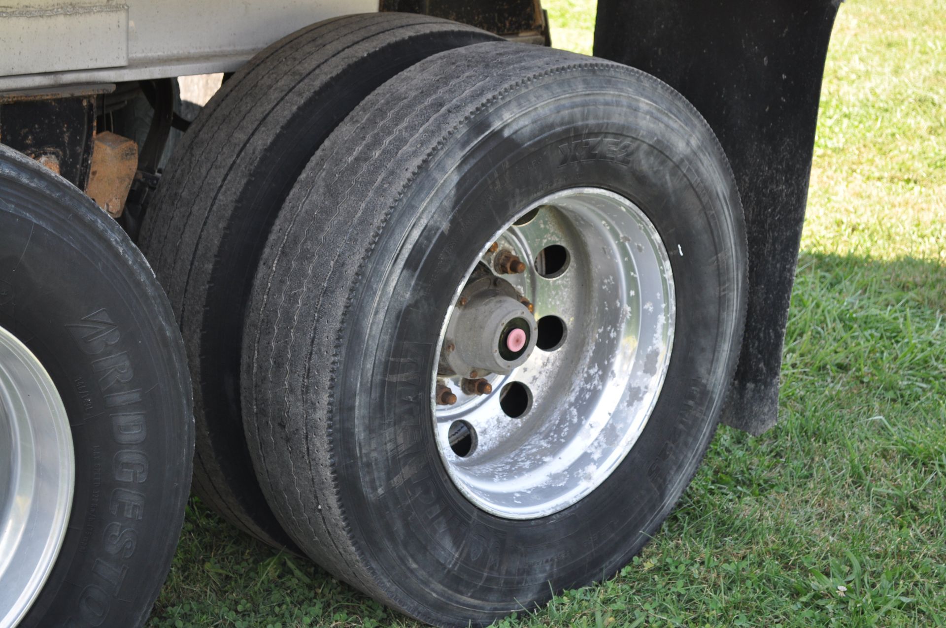 2010 28’ East alum dump trailer, alum frame, tandem axle, spring ride, alum wheels, 11R22.5 tires - Image 8 of 20