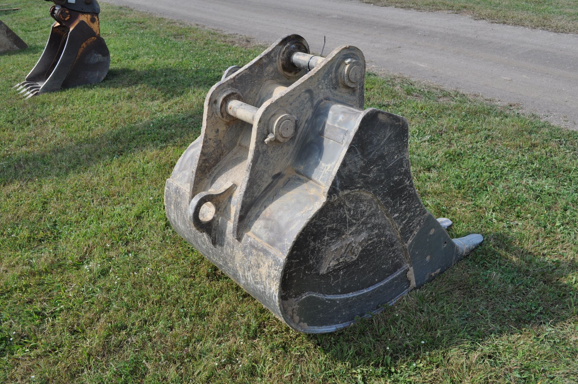 36" Rock bucket for John Deere 135D excavator - Image 3 of 4