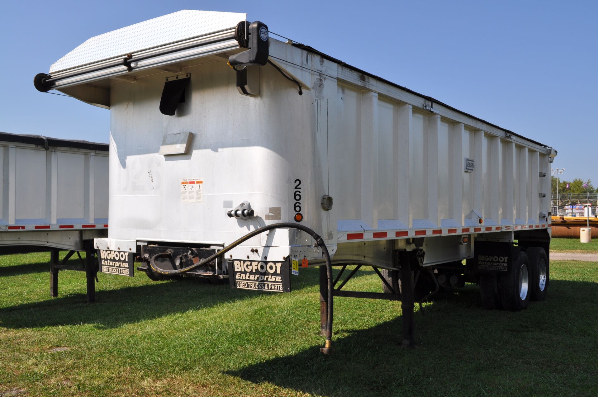 2010 28’ East alum dump trailer, alum frame, tandem axle, spring ride, alum wheels, 11R22.5 tires - Image 2 of 20