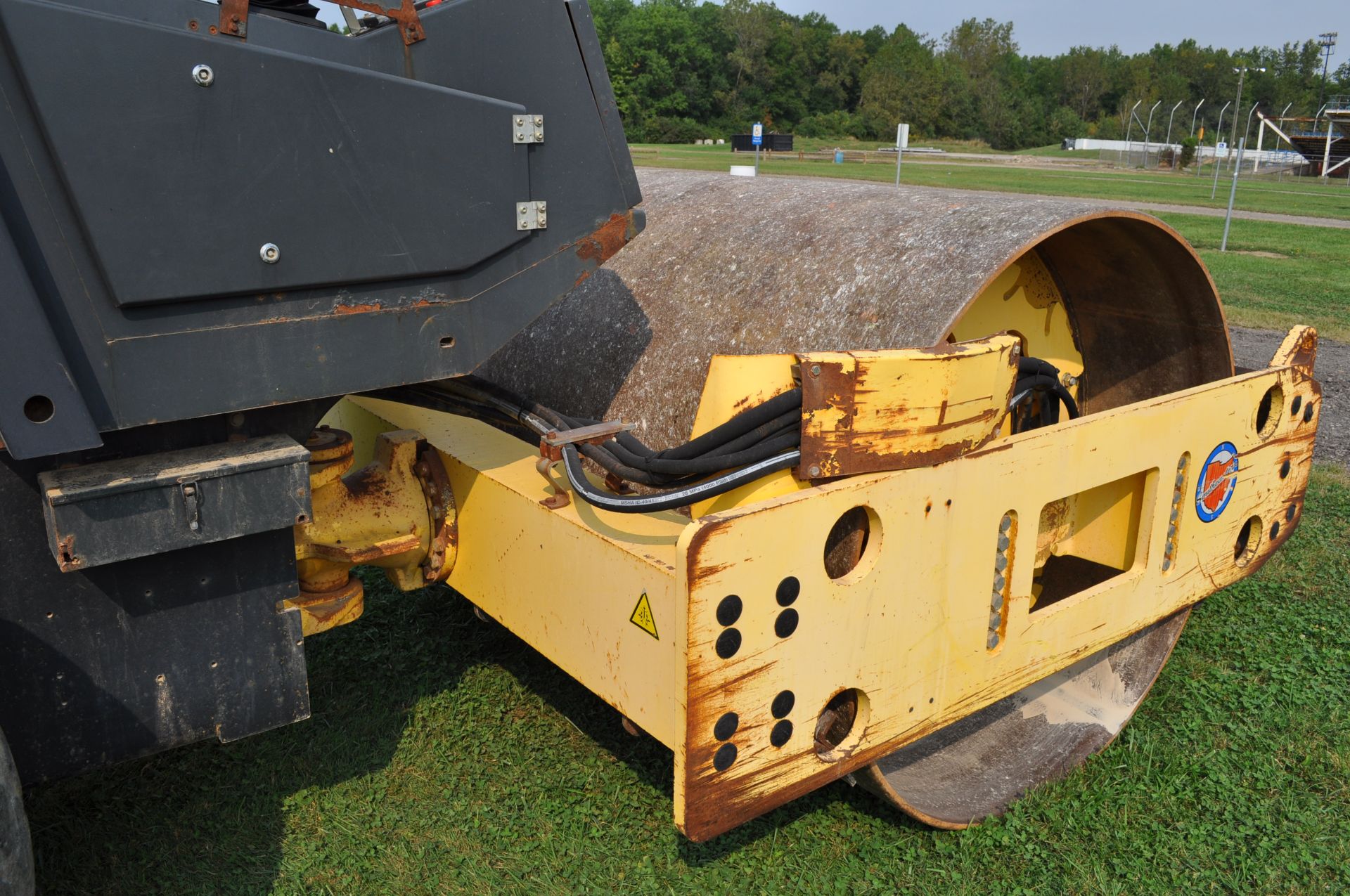 Bomag BW 211 D-3 vibratory roller, 23.1-26 tires, open ROPS, 5,988 hrs - Image 11 of 15