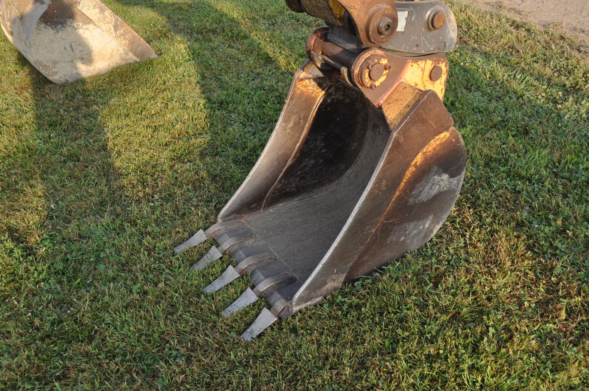 John Deere 75C excavator, 18” rubber pads, C/H/A, 8’ blade, 4' smooth bucket, manual coupler - Image 6 of 38