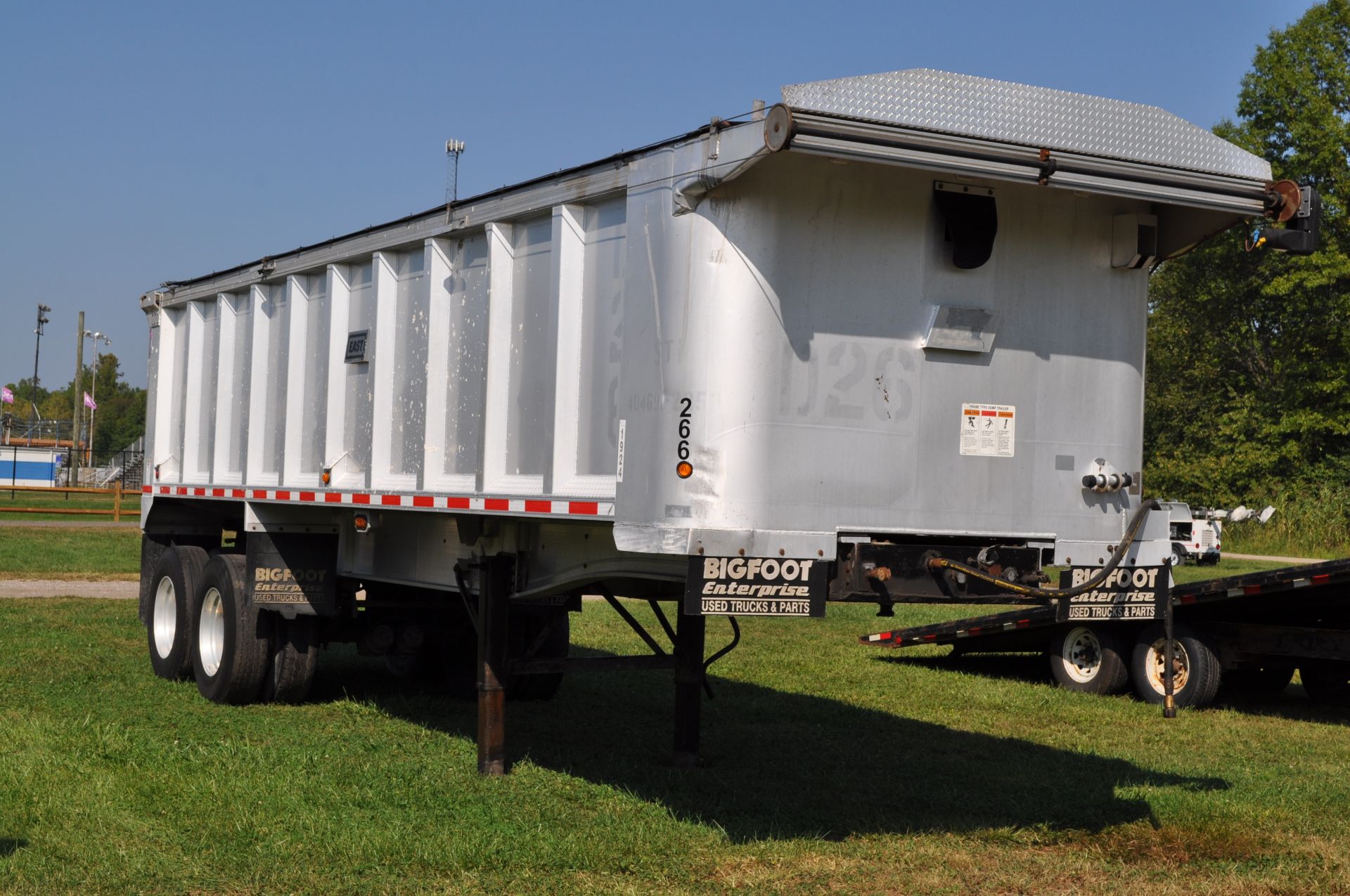 2010 28’ East alum dump trailer, alum frame, tandem axle, spring ride, alum wheels, 11R22.5 tires - Image 5 of 20