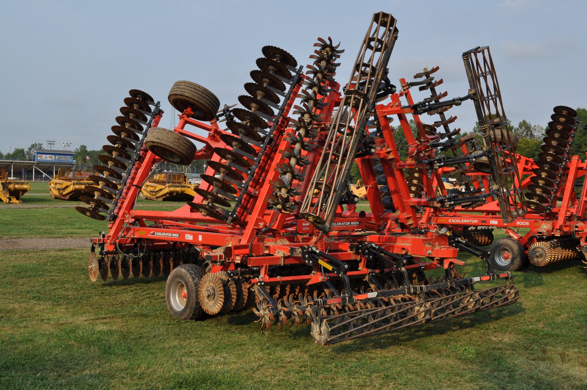 2018 30’ Kuhn Krause 8005 Excelerator vertical till, hyd fold, hyd angle, hyd down pressure spider - Image 4 of 25