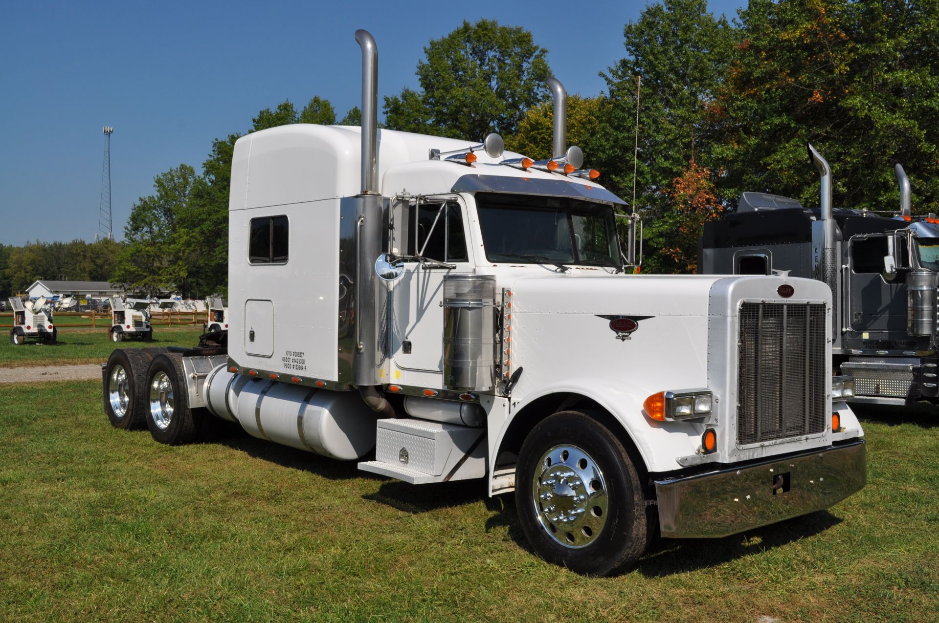 2005 Peterbilt 379 semi truck, 68” sleeper, 3406E CAT 475 hp, 13 speed Eaton, air ride, twin screw - Image 2 of 50