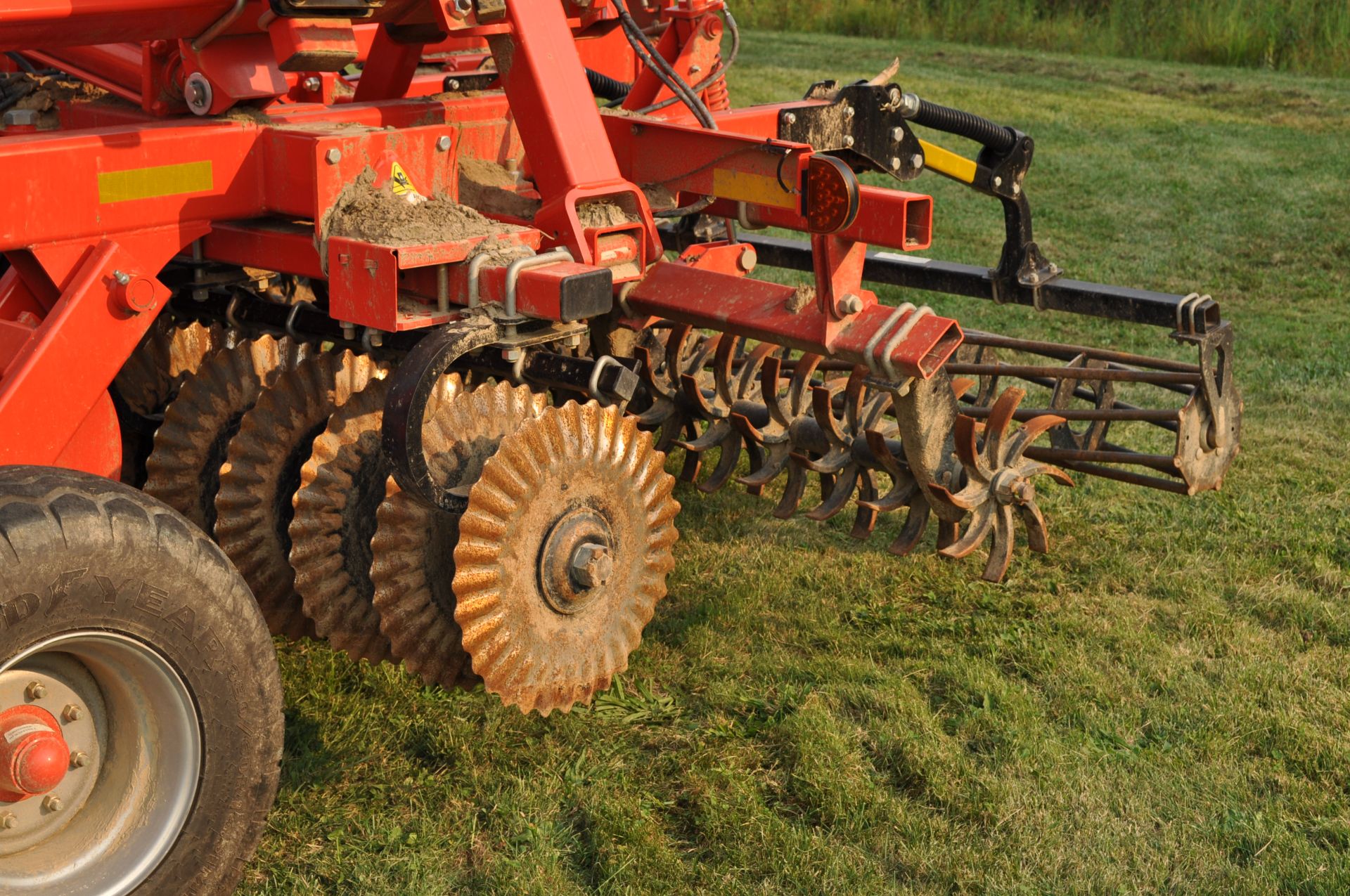 2018 30’ Kuhn Krause 8005 Excelerator vertical till, hyd fold, hyd angle, hyd down pressure spider - Image 12 of 25