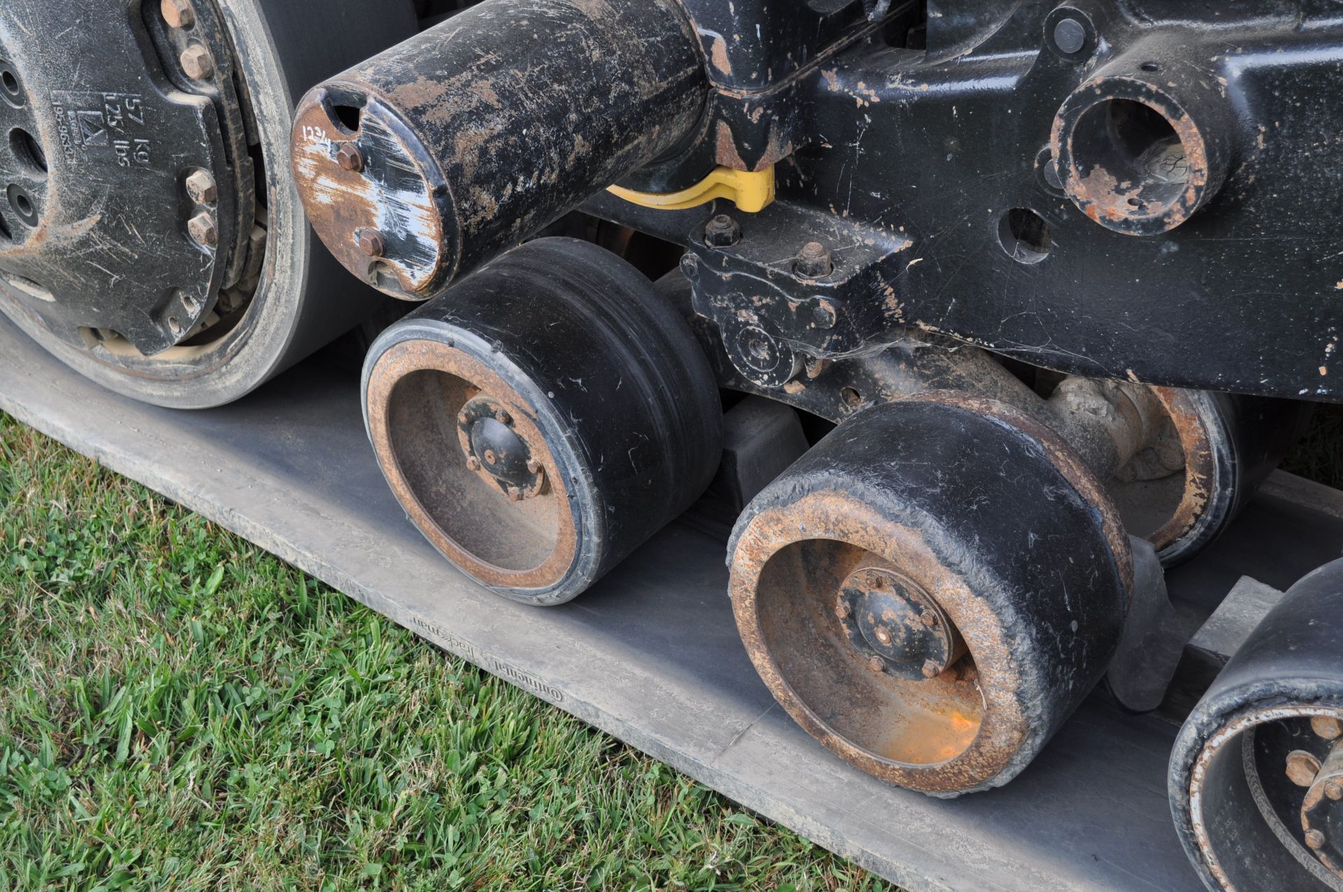 Challenger MT865 track scraper tractor, CAT C-16 engine, 512 hp, 16 spd powershift, 30” belts - Image 9 of 39