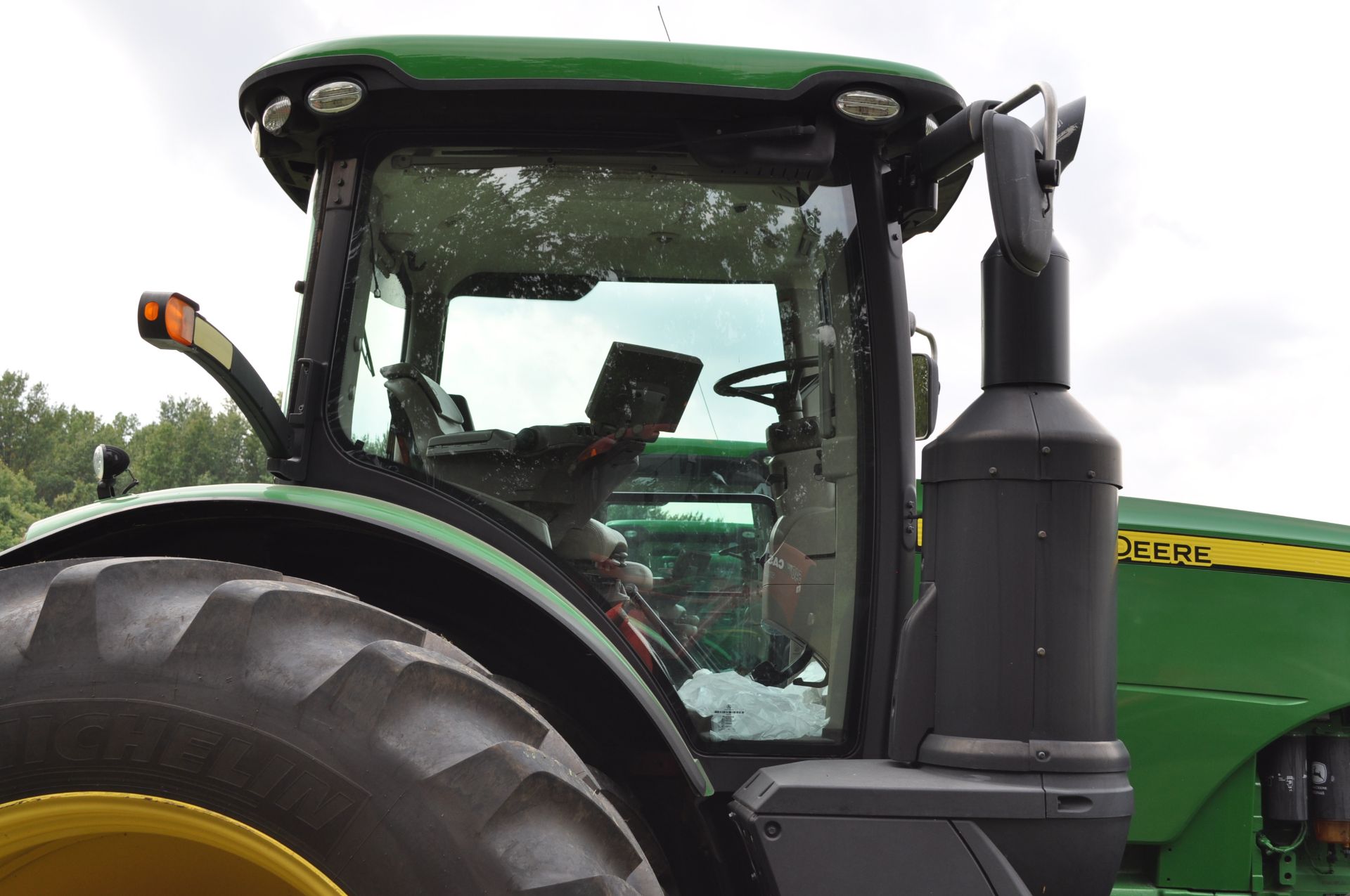 John Deere 8370R tractor, MFWD, Michelin Mach X Bib 620/70R46 rear duals, 600/70R30 front, IVT, ILS - Image 26 of 46